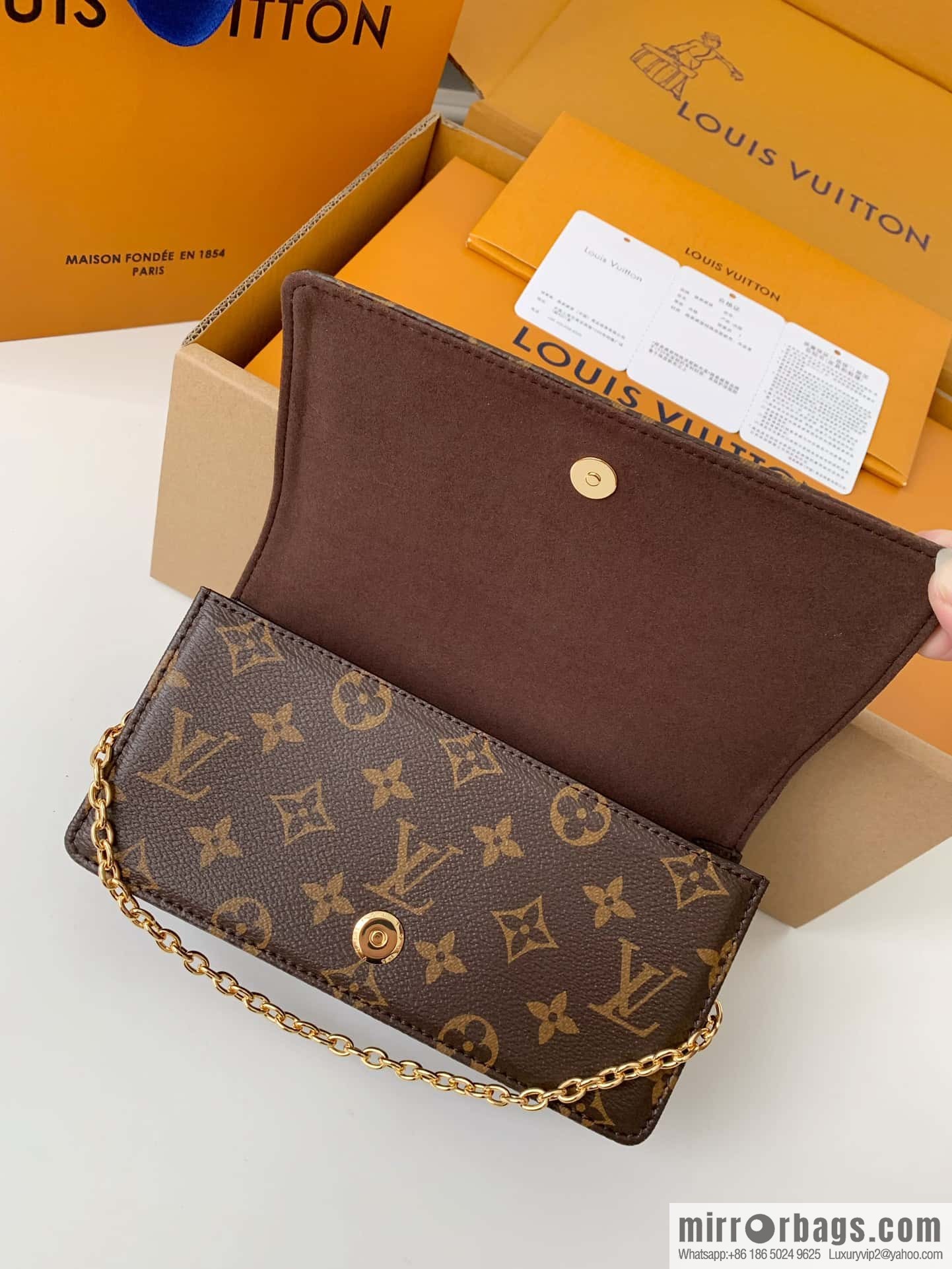 LV M82509 Wallet On Chain Lily