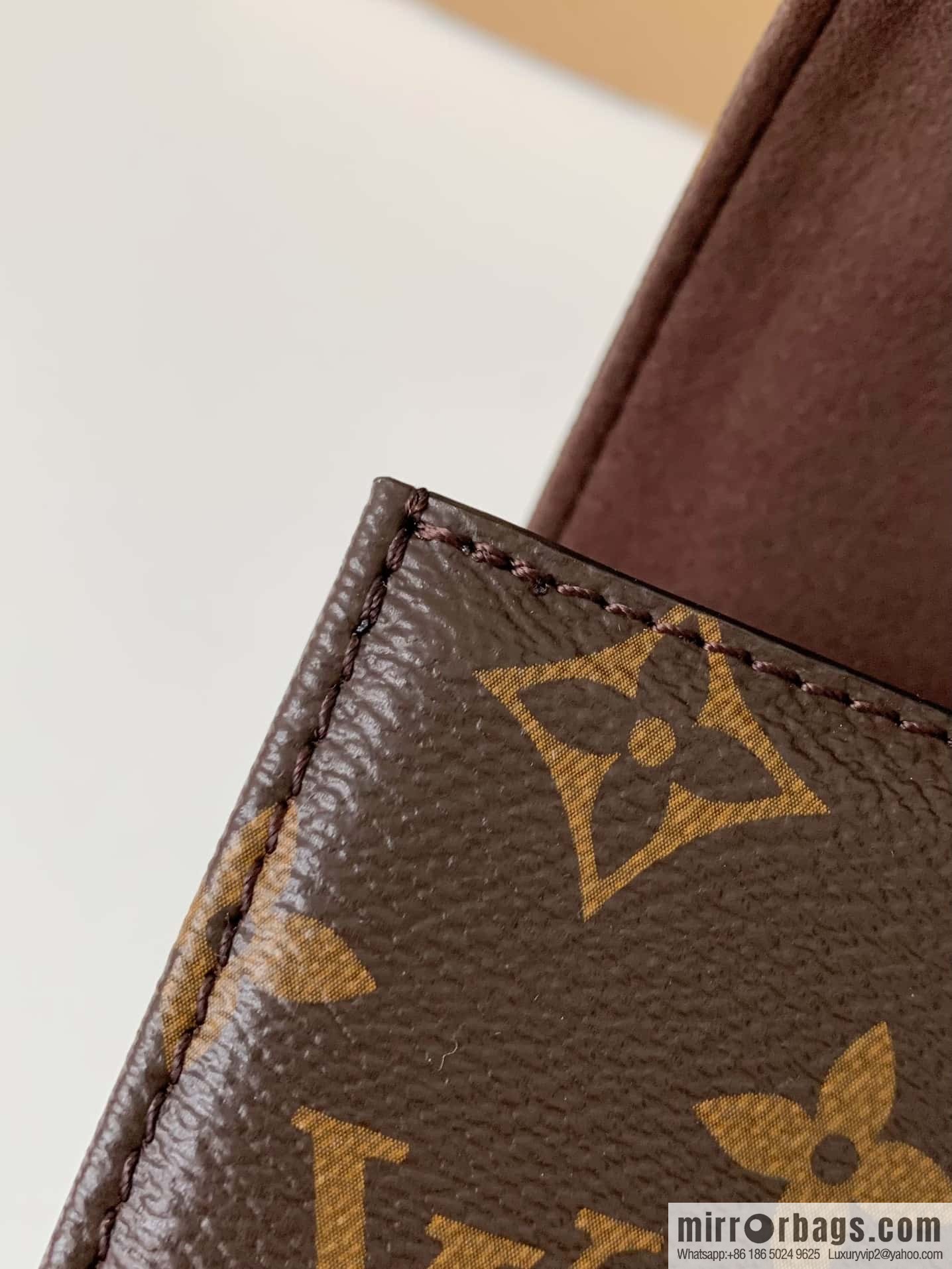 LV M82509 Wallet On Chain Lily