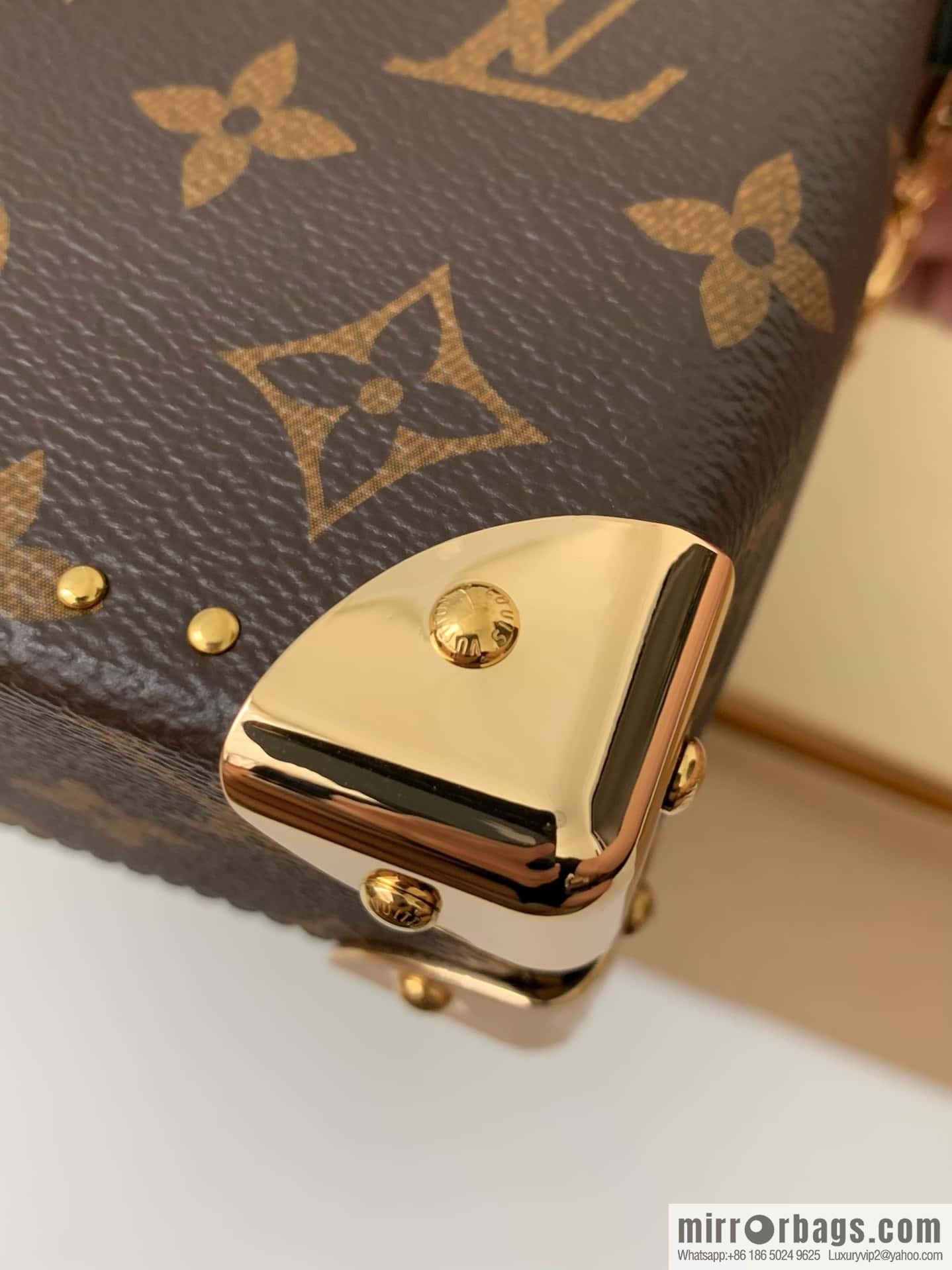 LV M82465 Camera Box