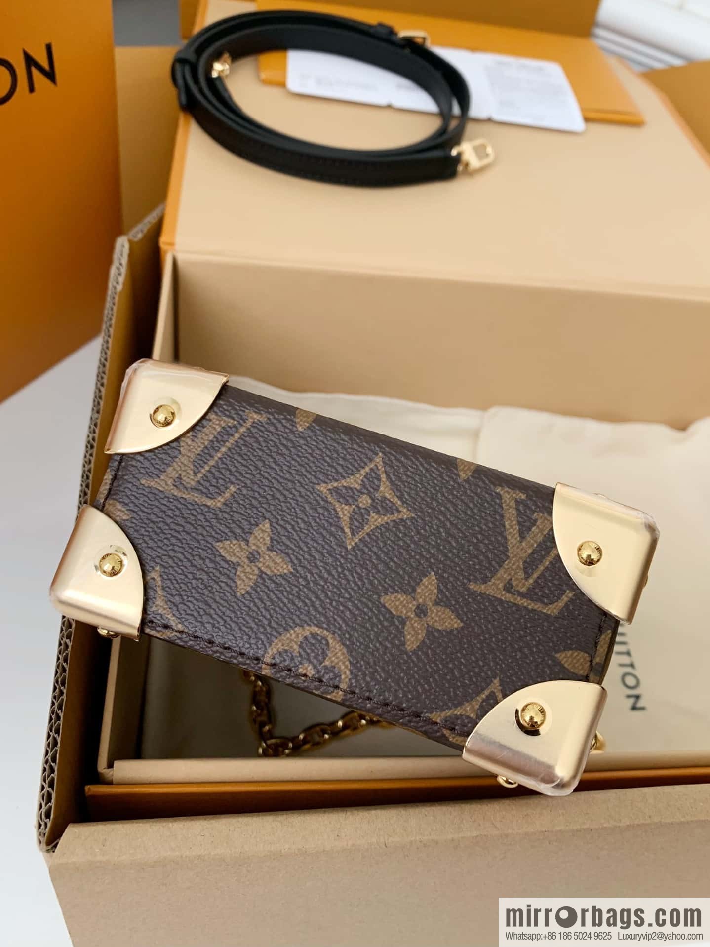 LV M82465 Camera Box