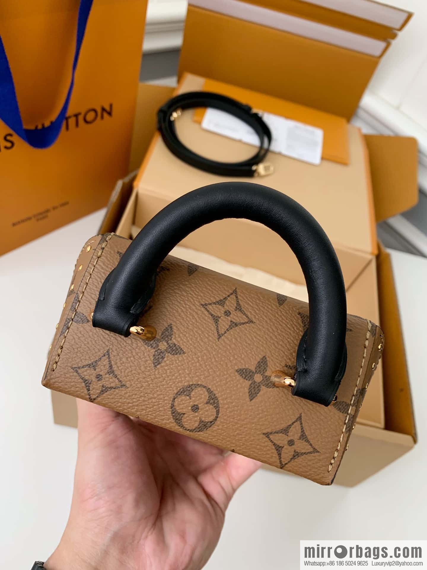 LV M82465 Camera Box