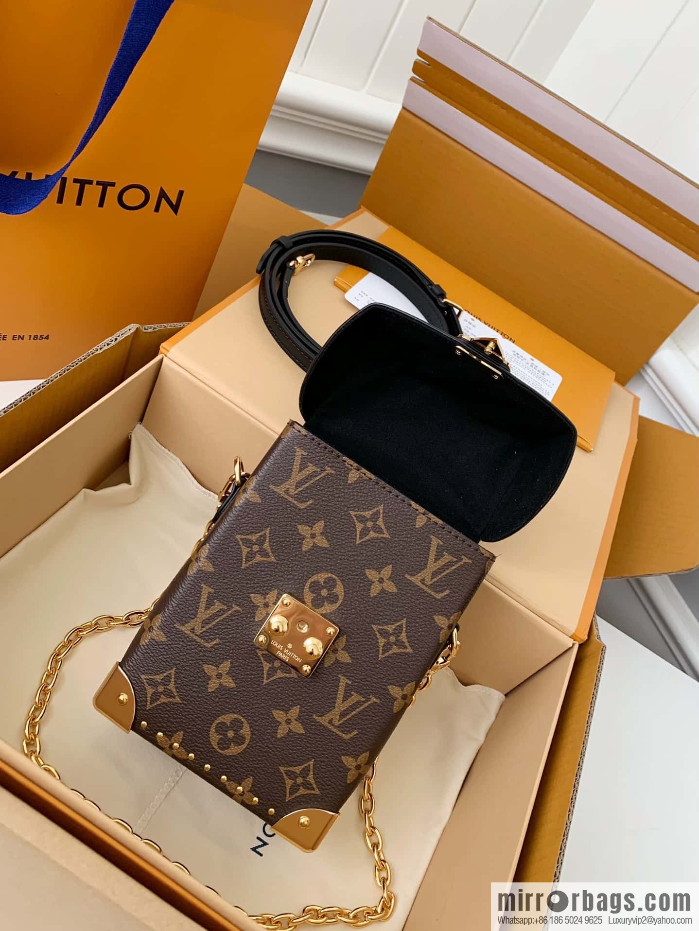 LV M82465 Camera Box