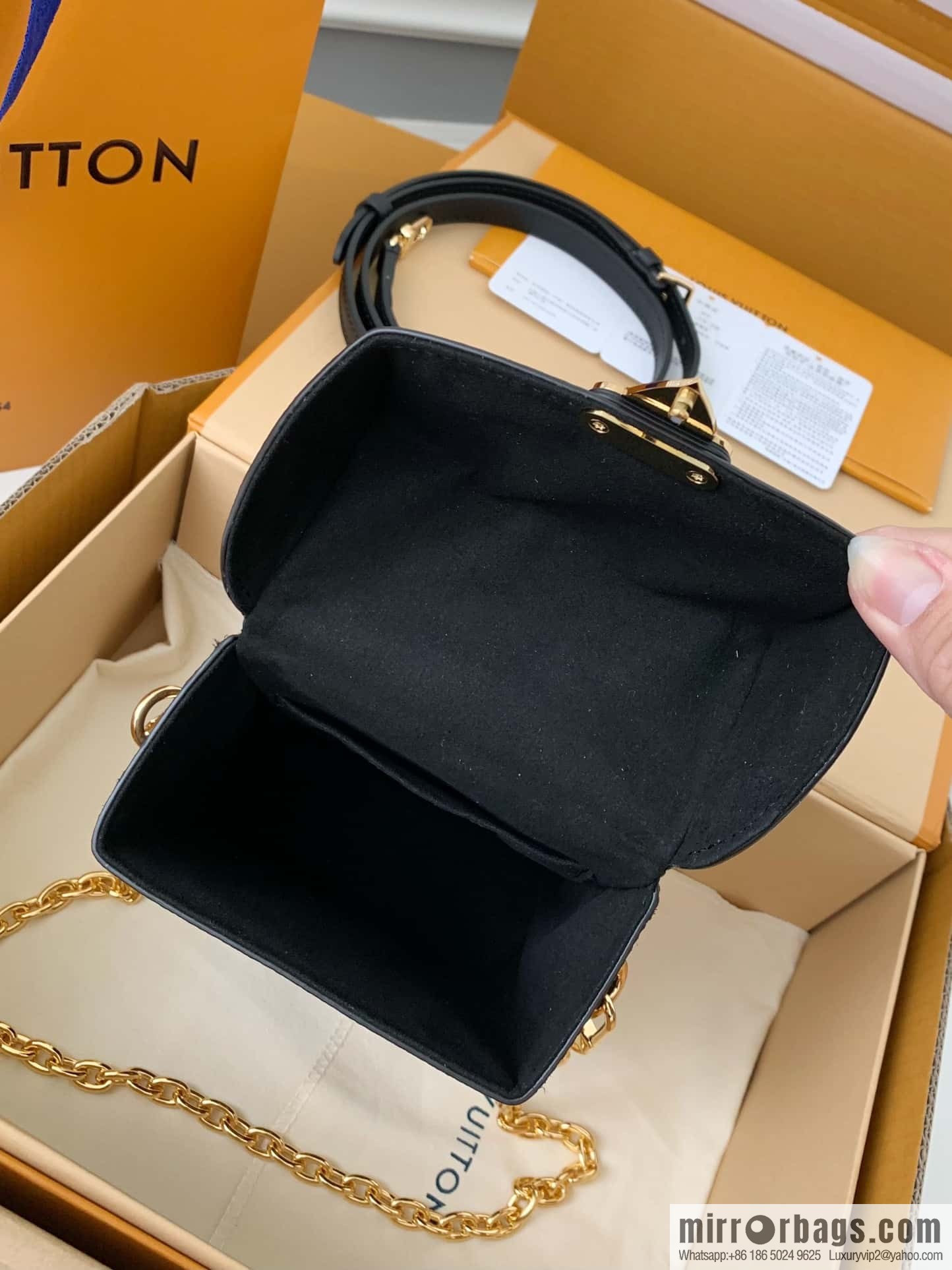 LV M82465 Camera Box