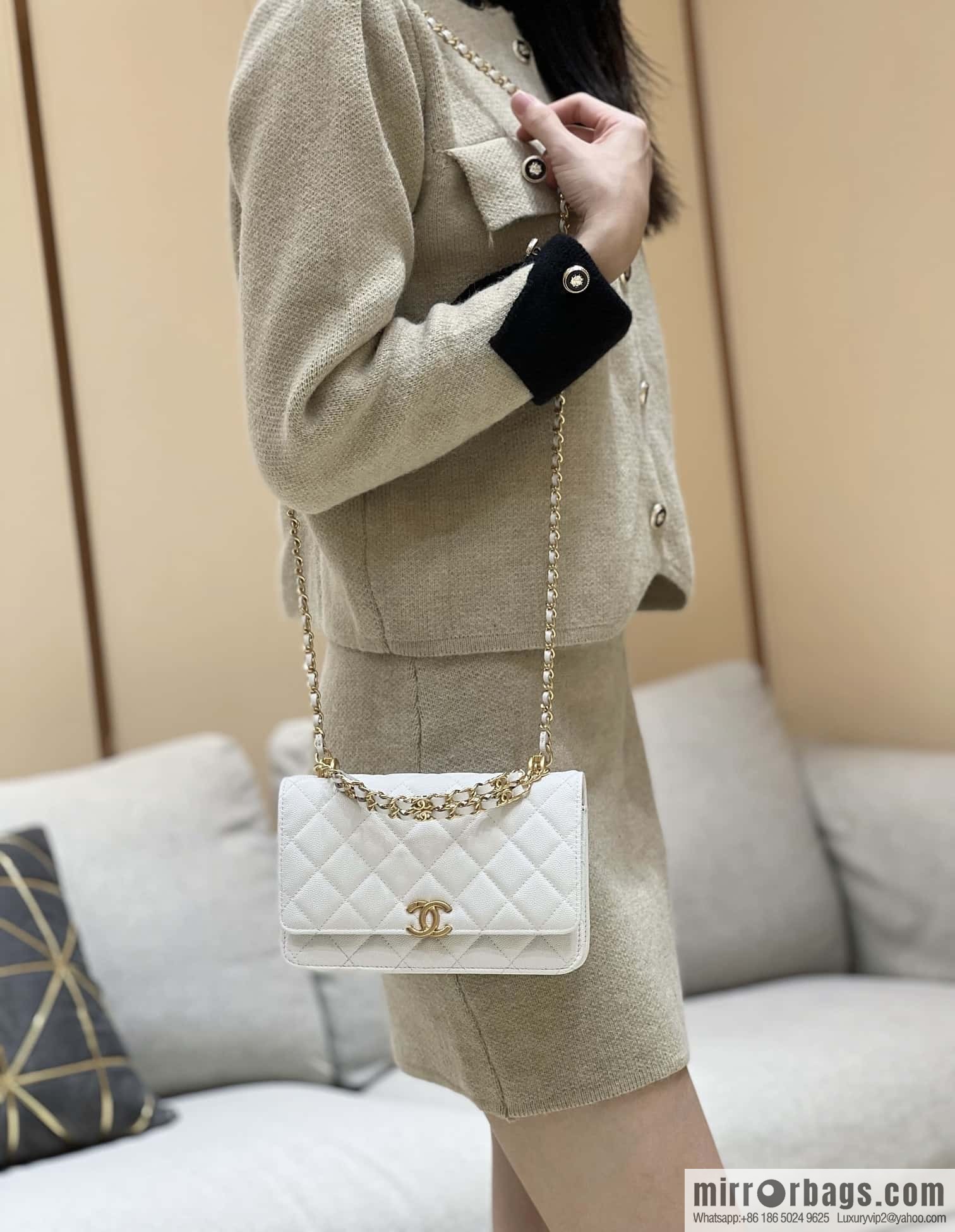 CHANEL 22k autumn and winter high-end ready-to-wear collection, lychee leather woc AP3019 white
