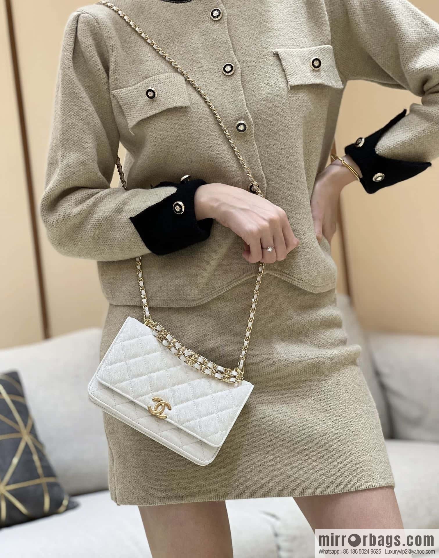 CHANEL 22k autumn and winter high-end ready-to-wear collection, lychee leather woc AP3019 white