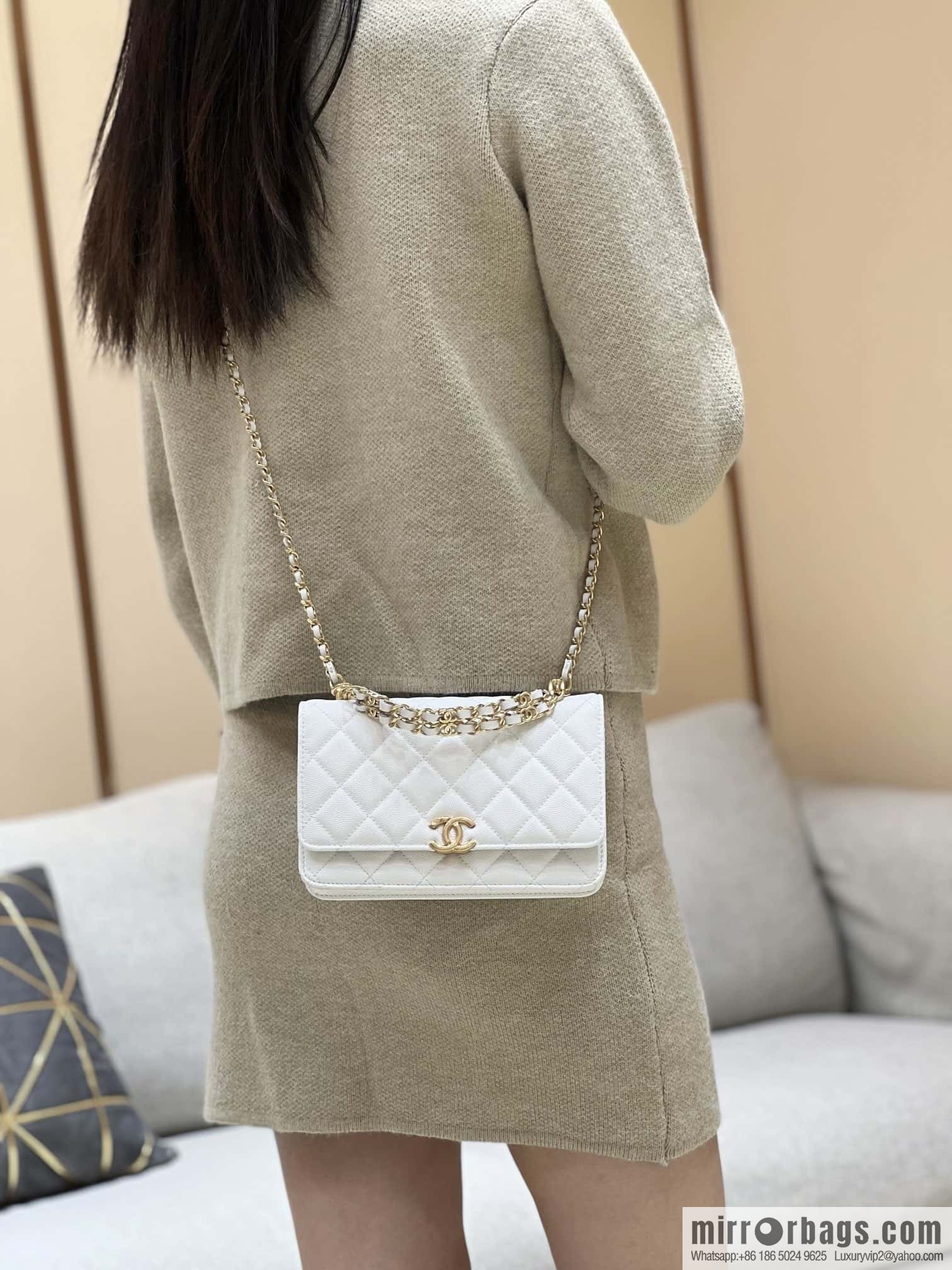CHANEL 22k autumn and winter high-end ready-to-wear collection, lychee leather woc AP3019 white