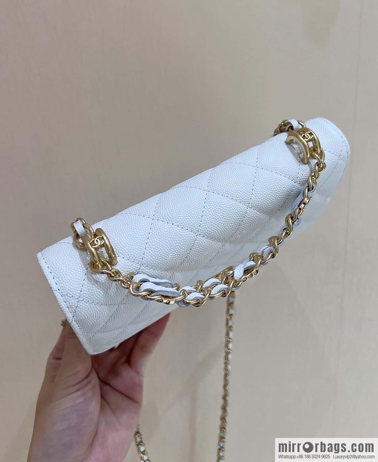 CHANEL 22k autumn and winter high-end ready-to-wear collection, lychee leather woc AP3019 white