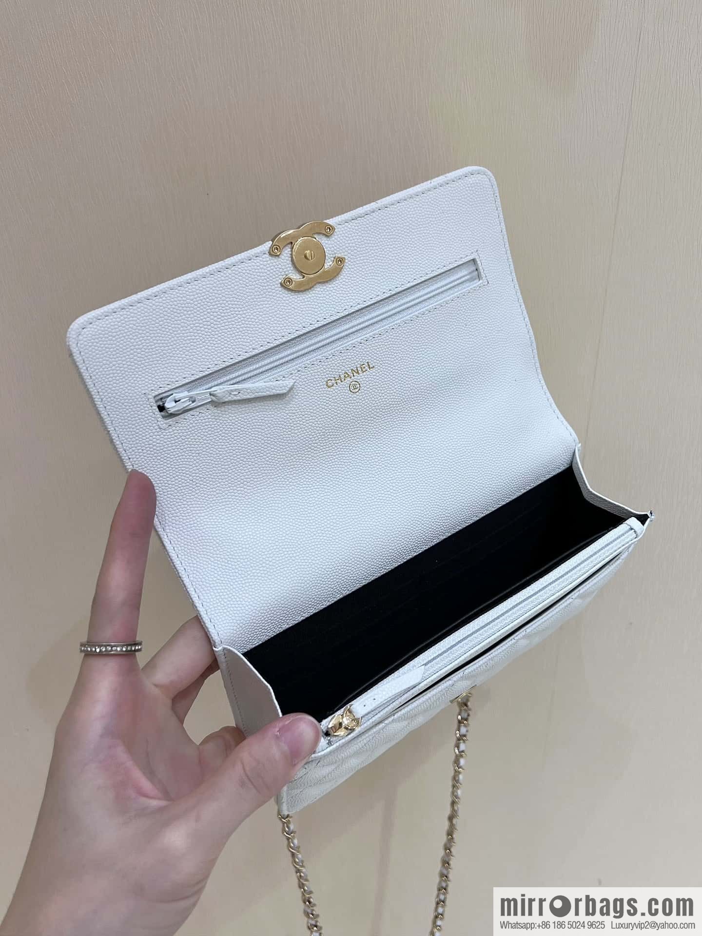CHANEL 22k autumn and winter high-end ready-to-wear collection, lychee leather woc AP3019 white