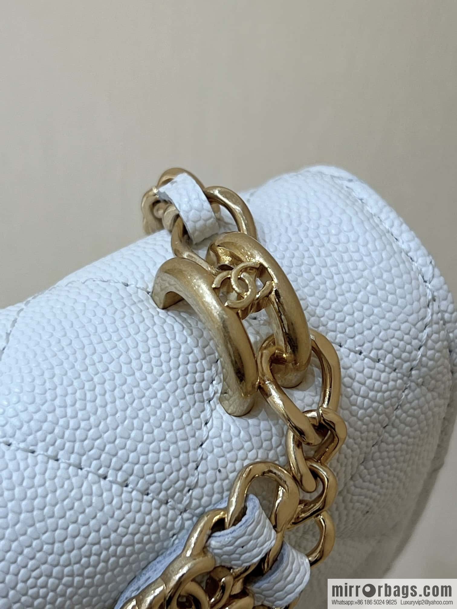 CHANEL 22k autumn and winter high-end ready-to-wear collection, lychee leather woc AP3019 white