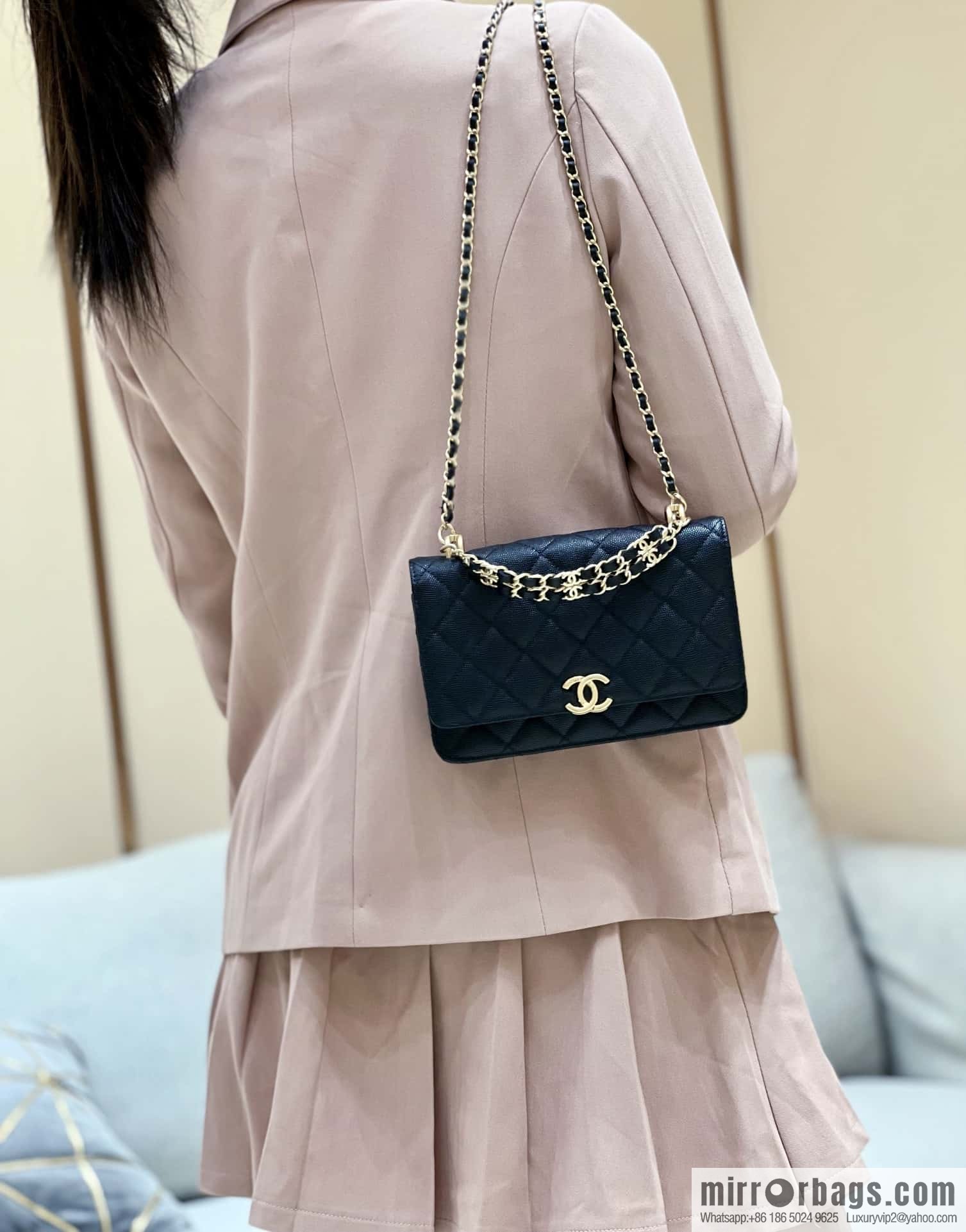CHANEL 22k autumn and winter high-end ready-to-wear collection, lychee leather woc AP3019 black