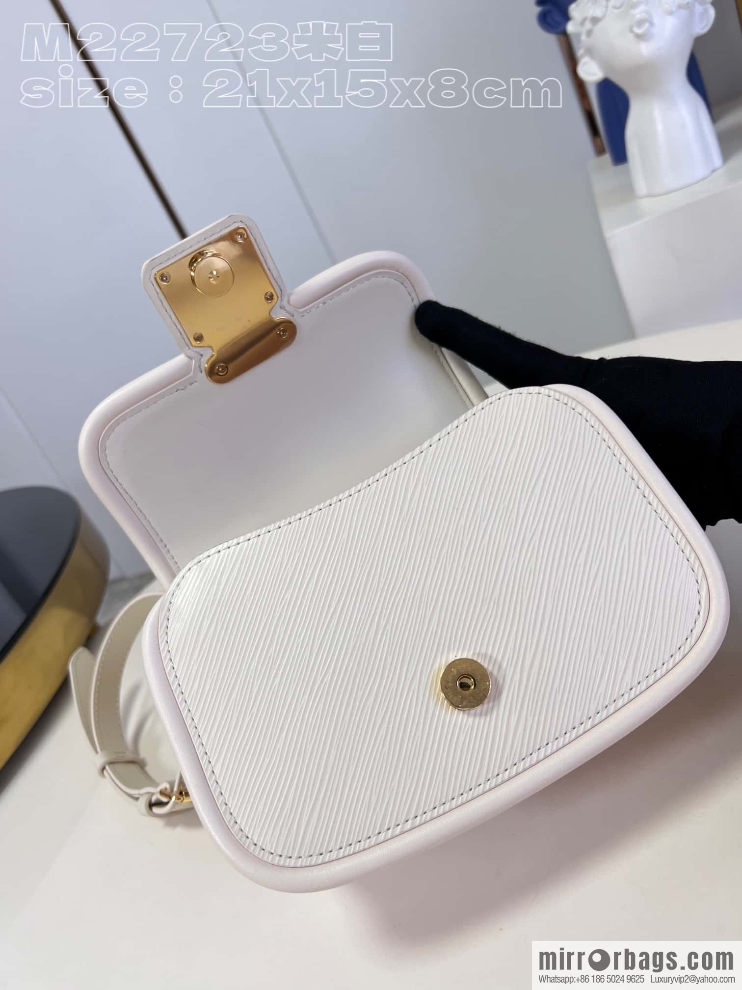LV M22720 HIDE AND SEEK BAG