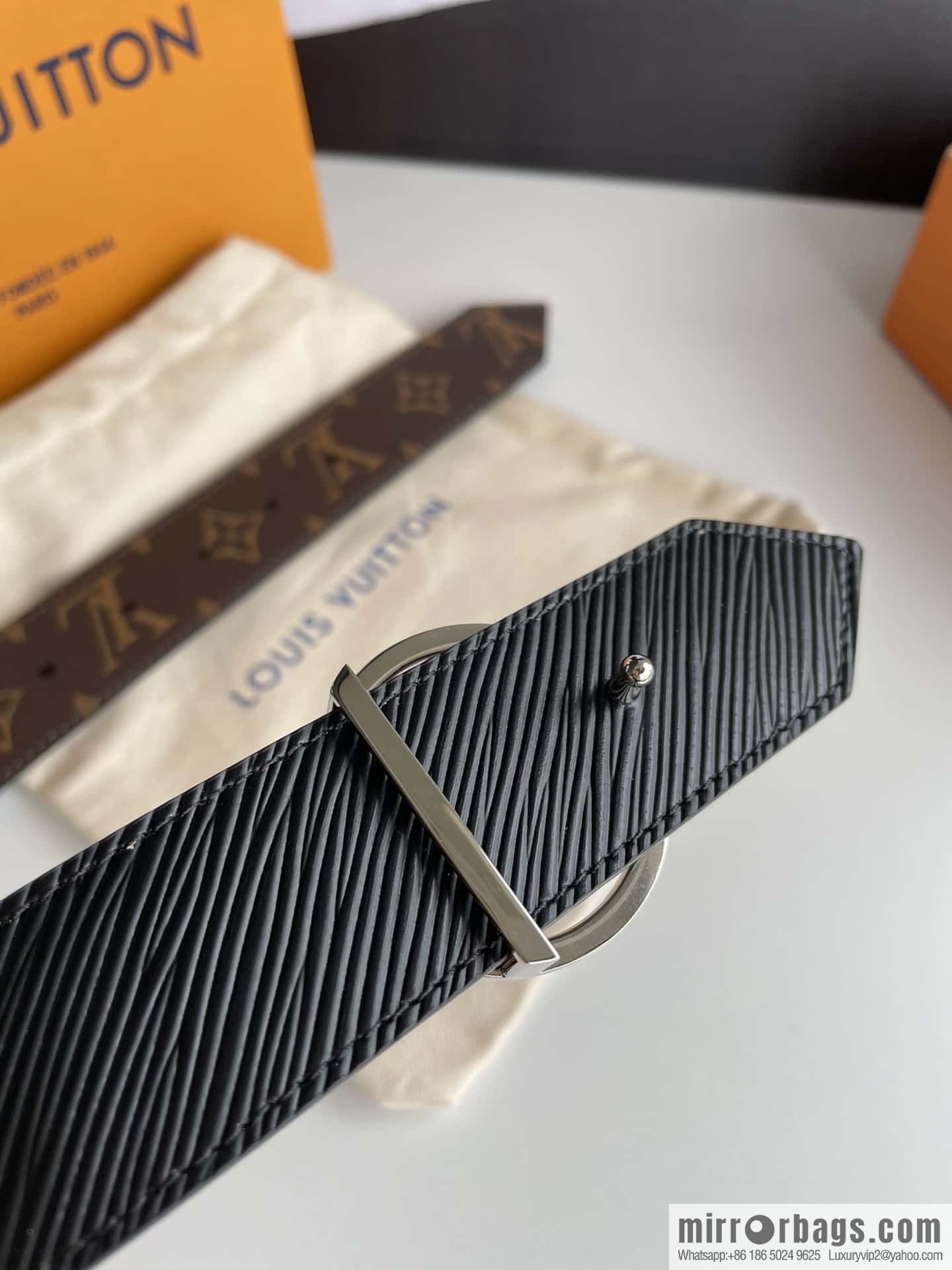 LV/Louis Vuitton, Gold Classic Round LV Buckle, Ladies LV Circle 35mm Double Sided Belt