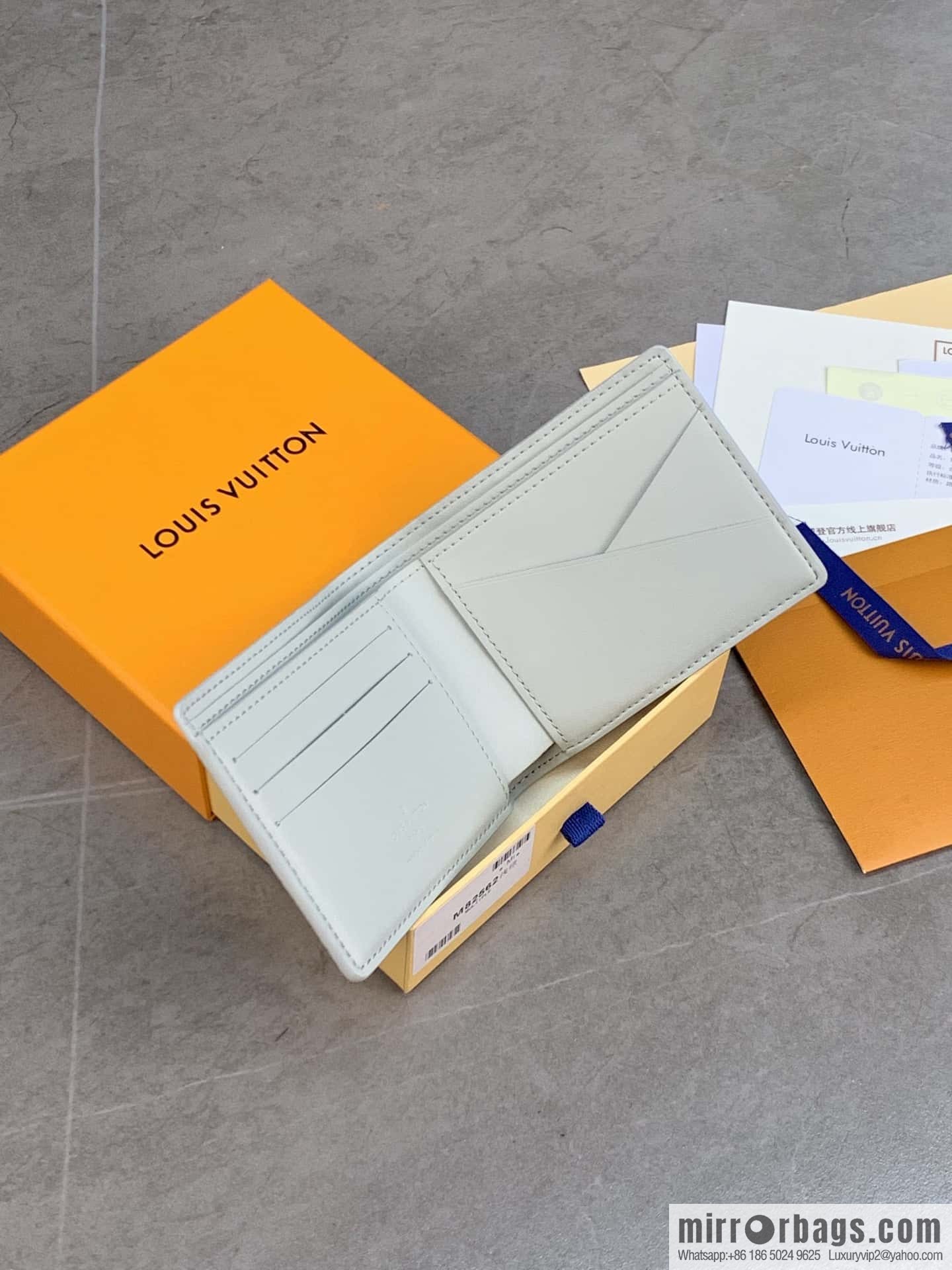 LV M82562 MULTIPLE wallet