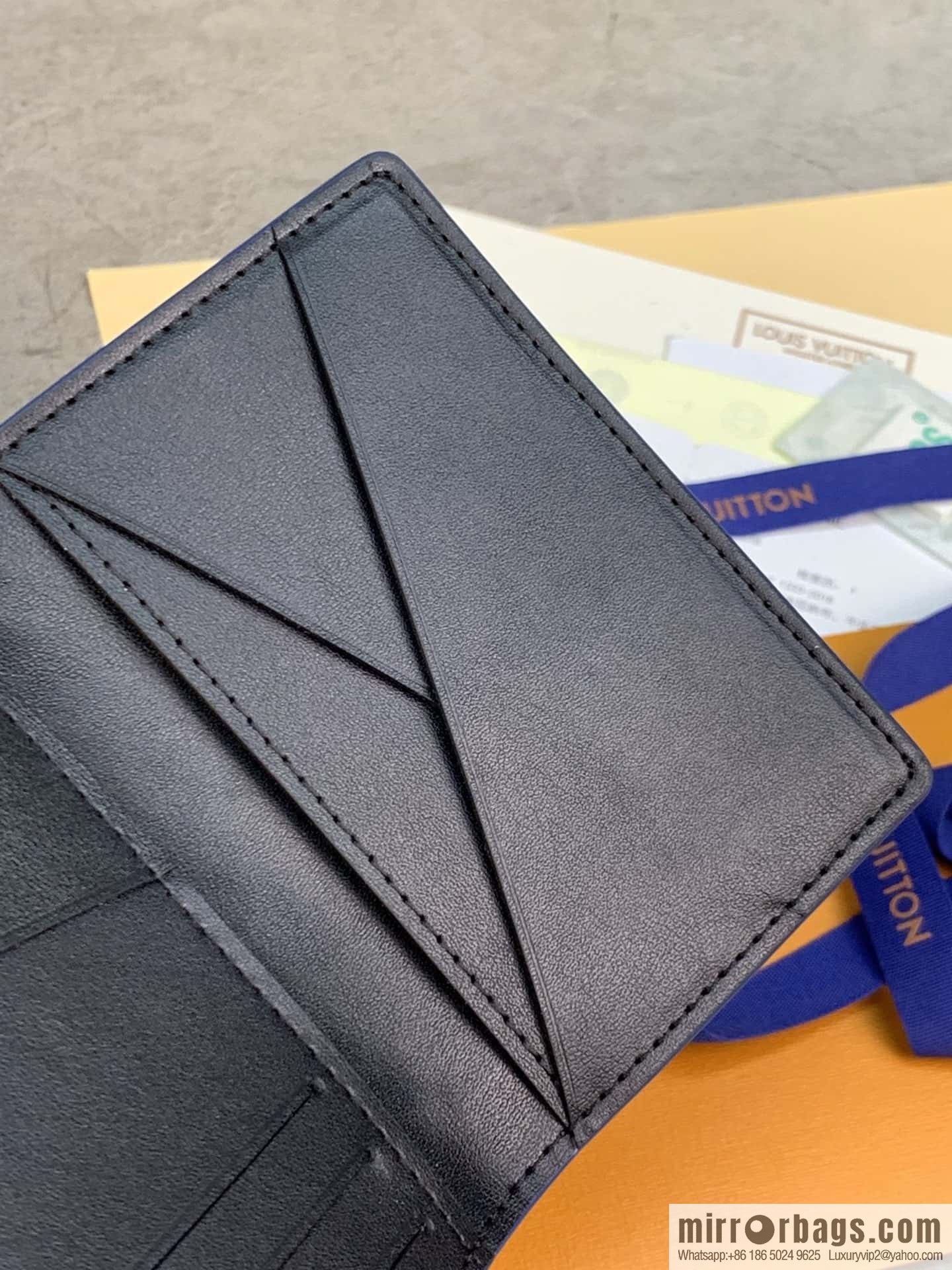 LV M82560 Pocket Organizer