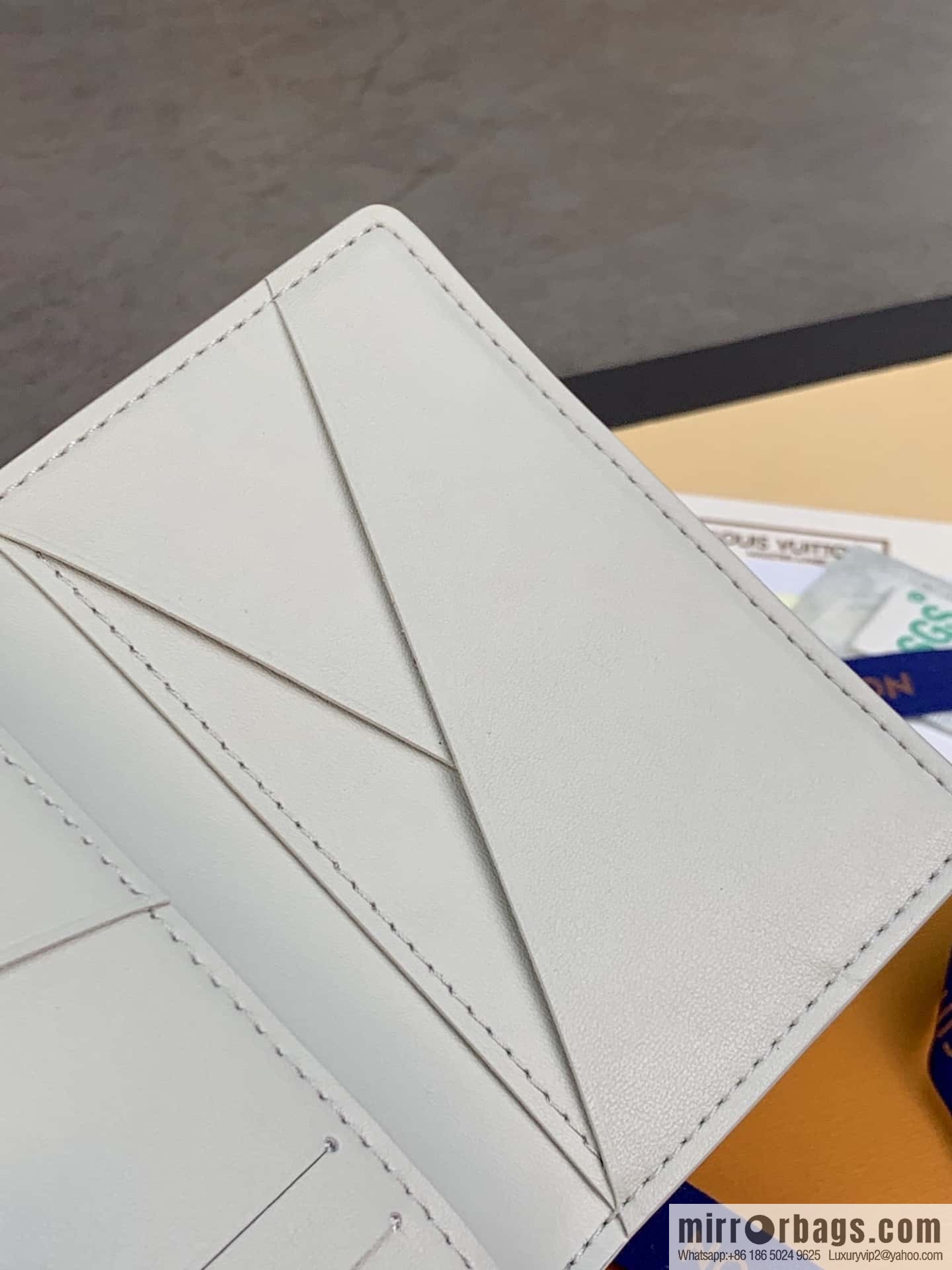 LV M82557 Pocket Organizer