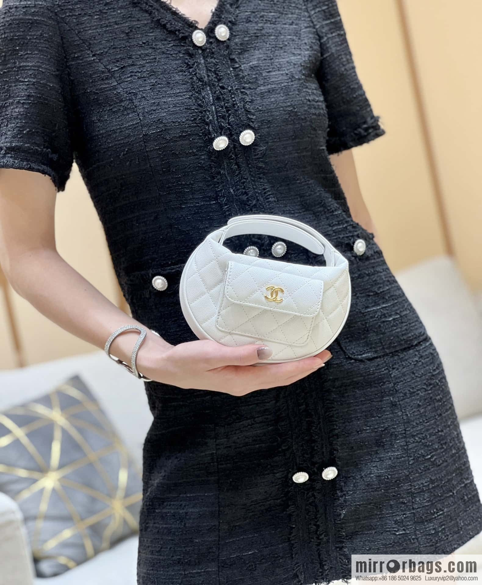 CHANEL 23B autumn and winter trailer series, lychee leather hula hoop AP3467 white