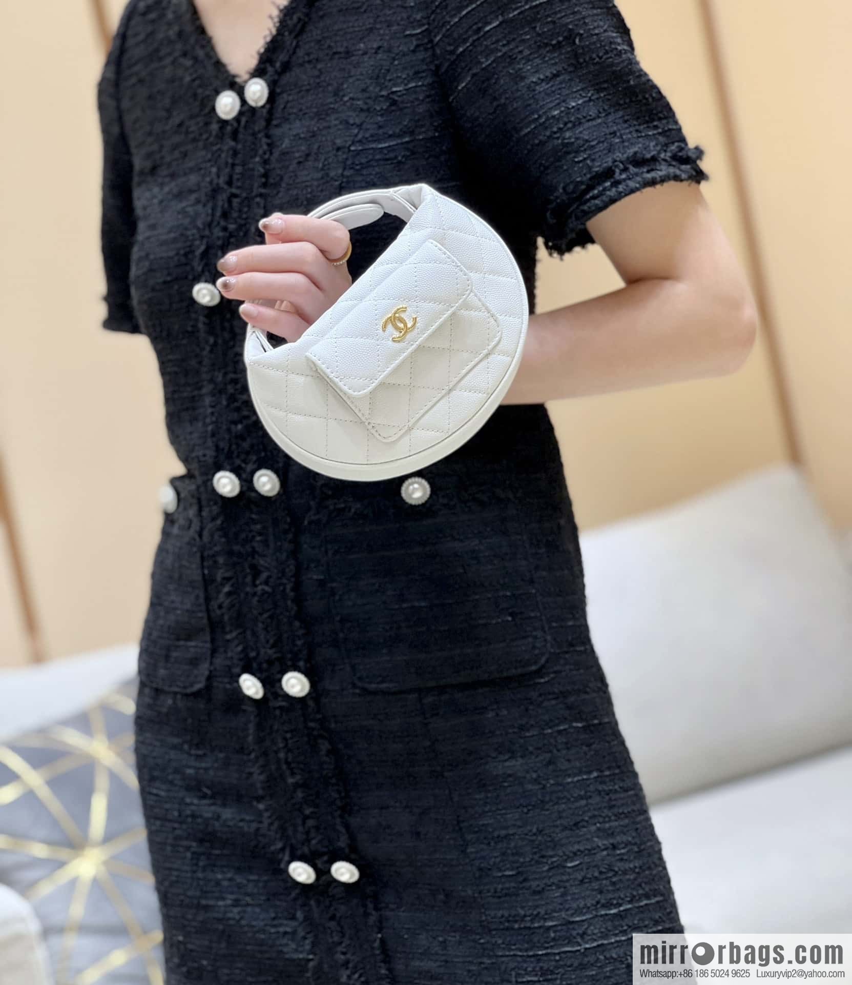 CHANEL 23B autumn and winter trailer series, lychee leather hula hoop AP3467 white