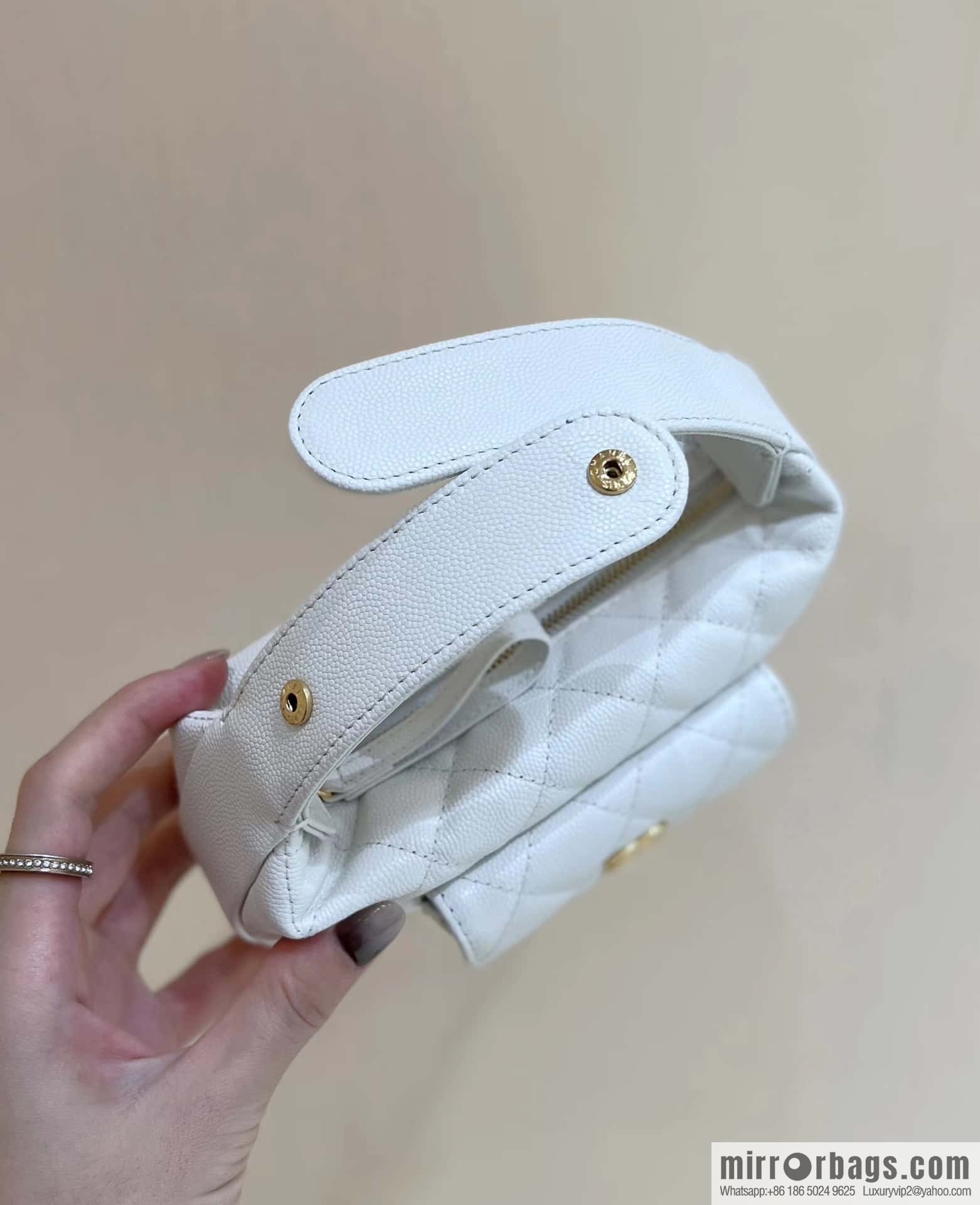 CHANEL 23B autumn and winter trailer series, lychee leather hula hoop AP3467 white