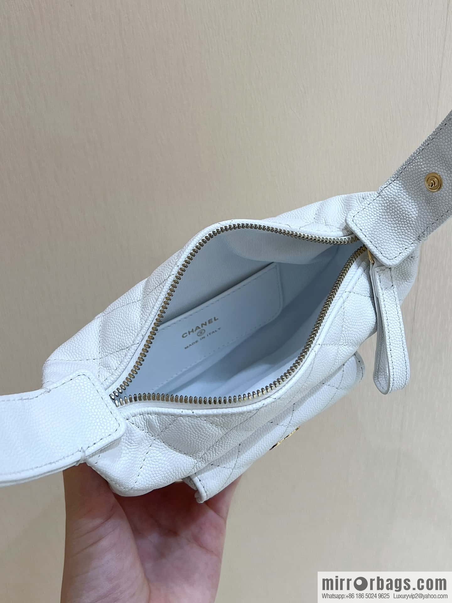 CHANEL 23B autumn and winter trailer series, lychee leather hula hoop AP3467 white
