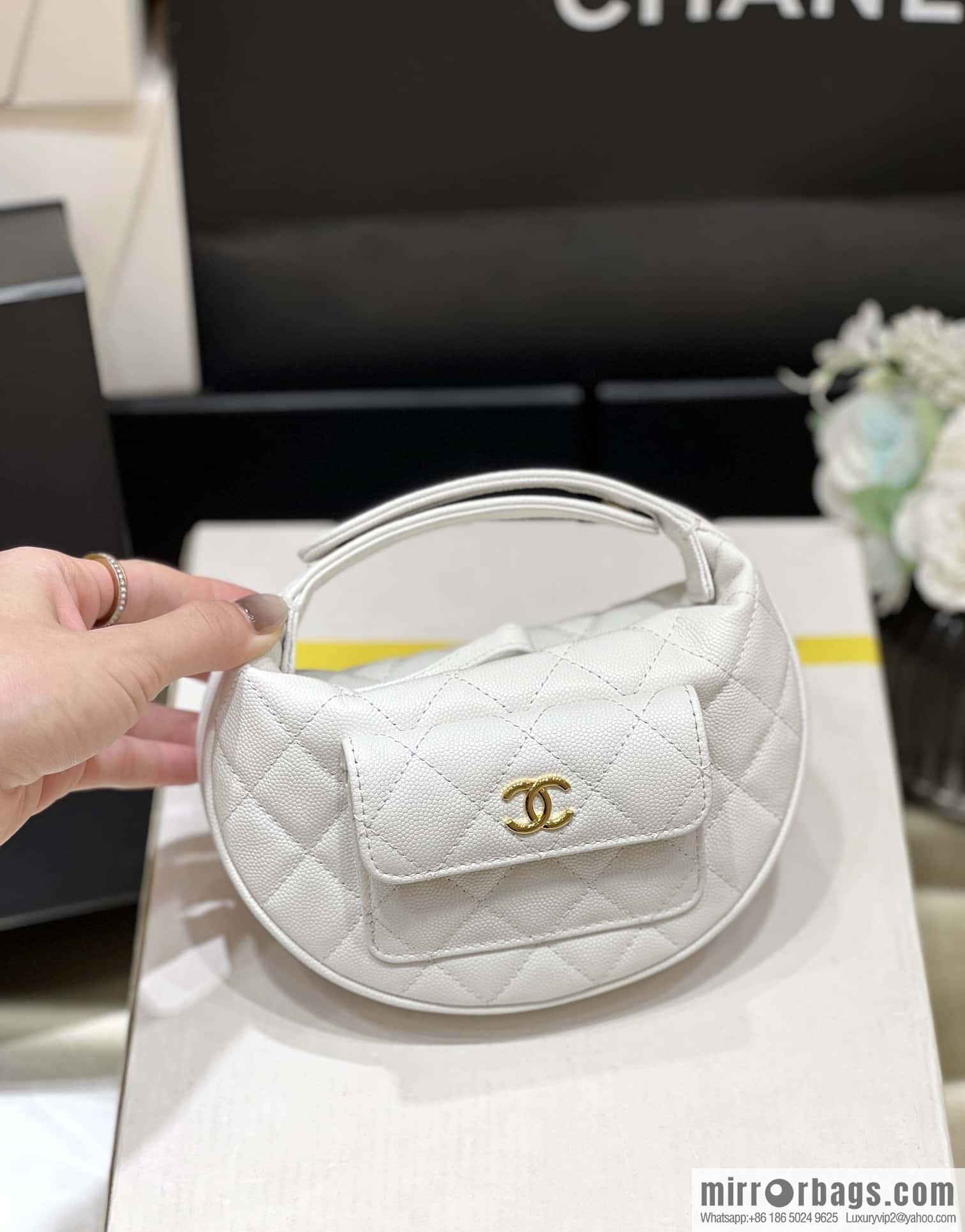 CHANEL 23B autumn and winter trailer series, lychee leather hula hoop AP3467 white