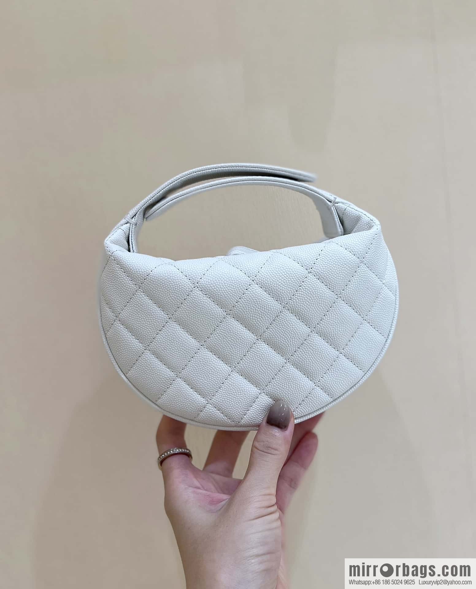 CHANEL 23B autumn and winter trailer series, lychee leather hula hoop AP3467 white