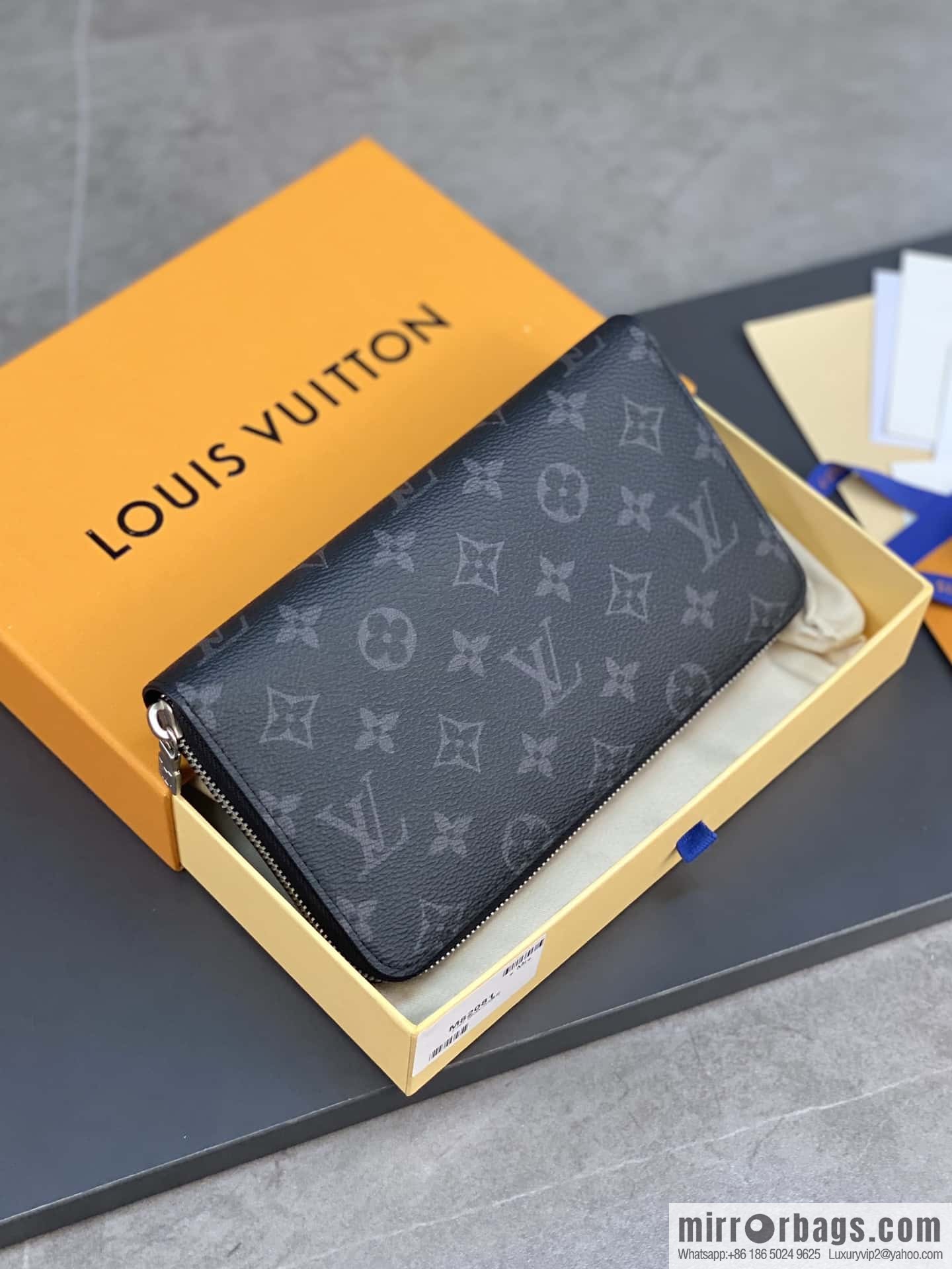 LV M82081 Zippy Organizer