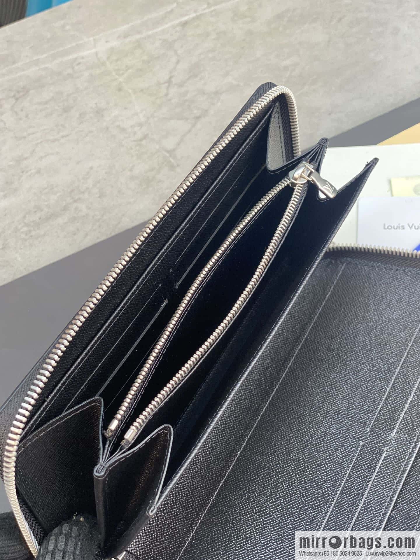 LV M82081 Zippy Organizer