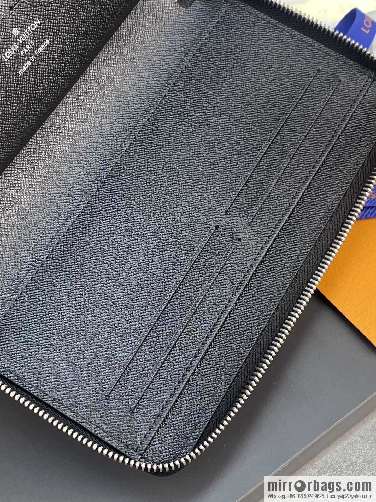 LV M82081 Zippy Organizer