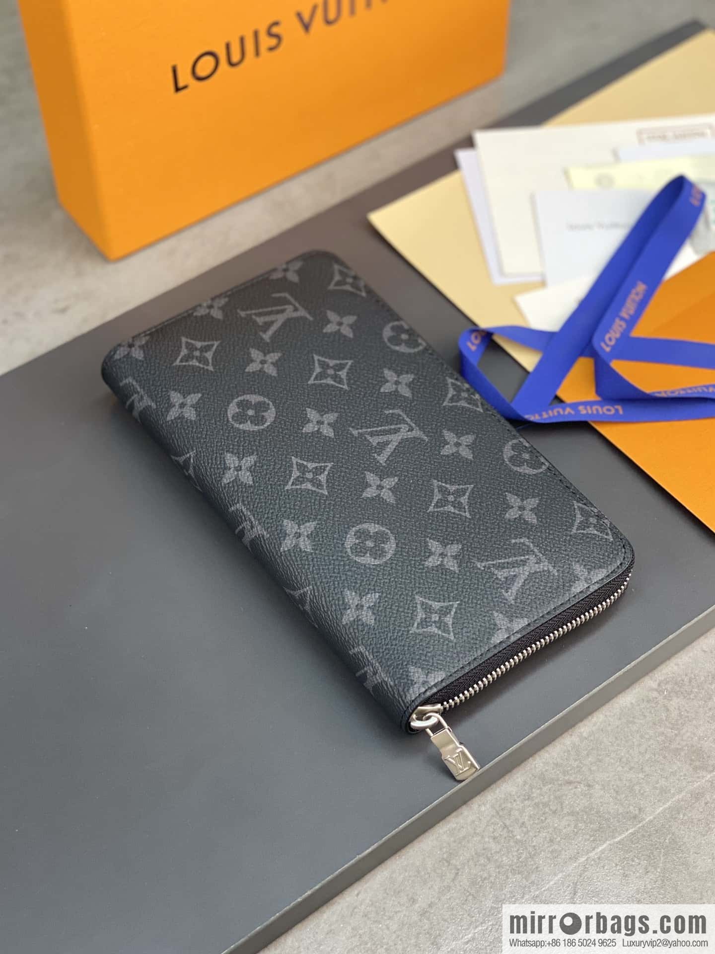 LV M82081 Zippy Organizer