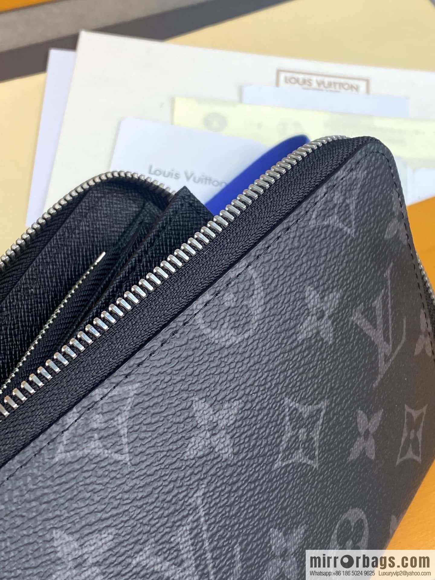 LV M82081 Zippy Organizer