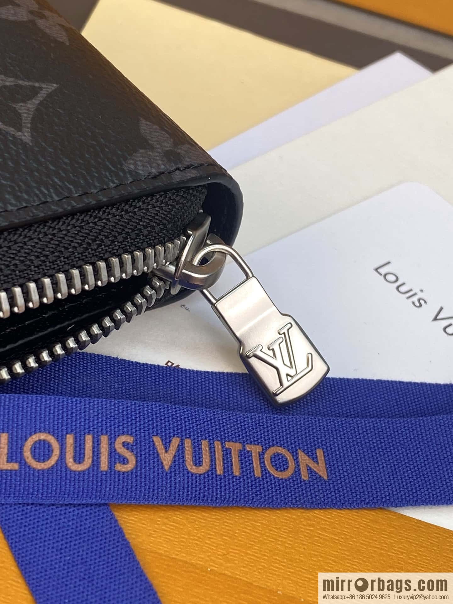 LV M82081 Zippy Organizer