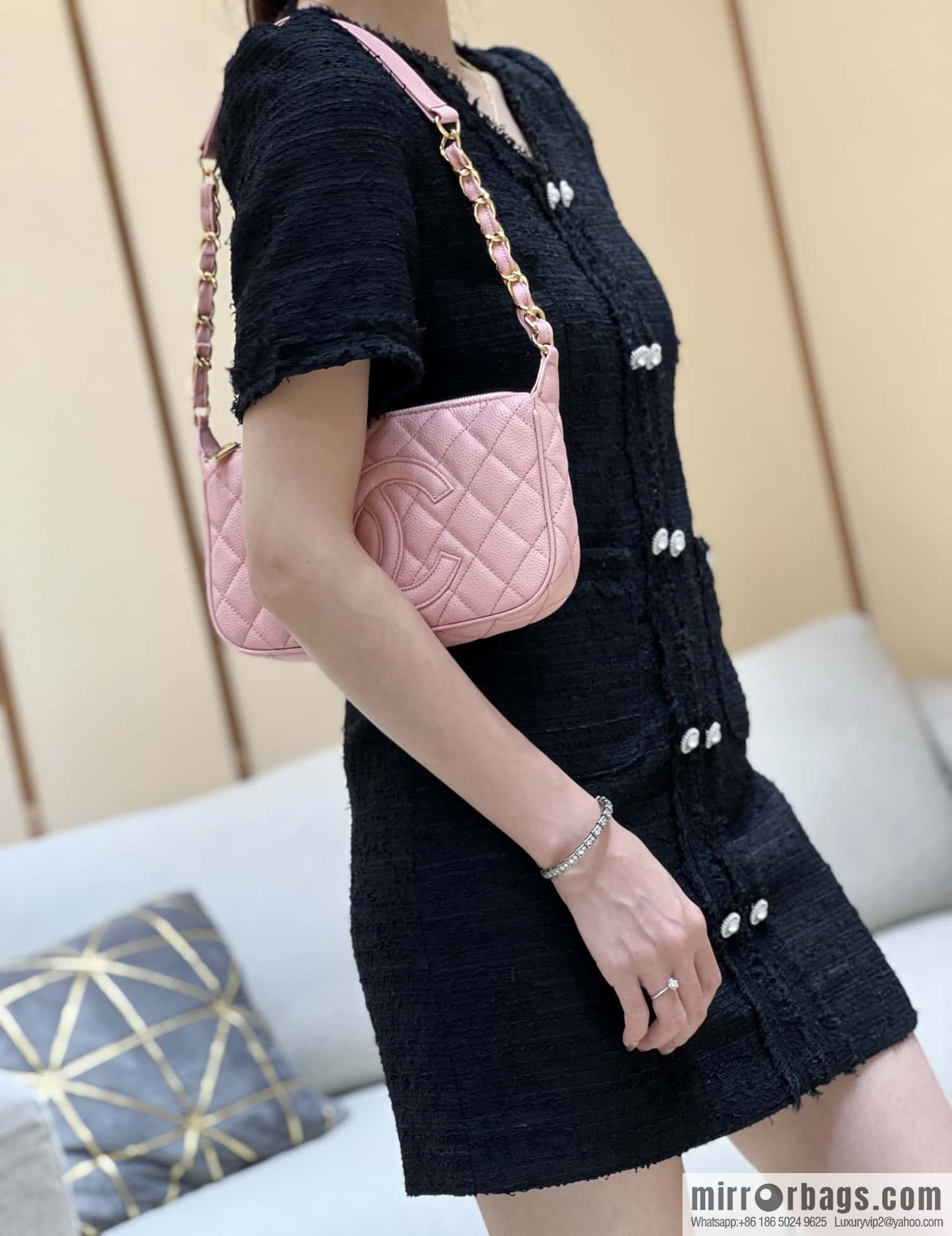 CHANEL CNNe same hot medieval armpit bag A50920 pink