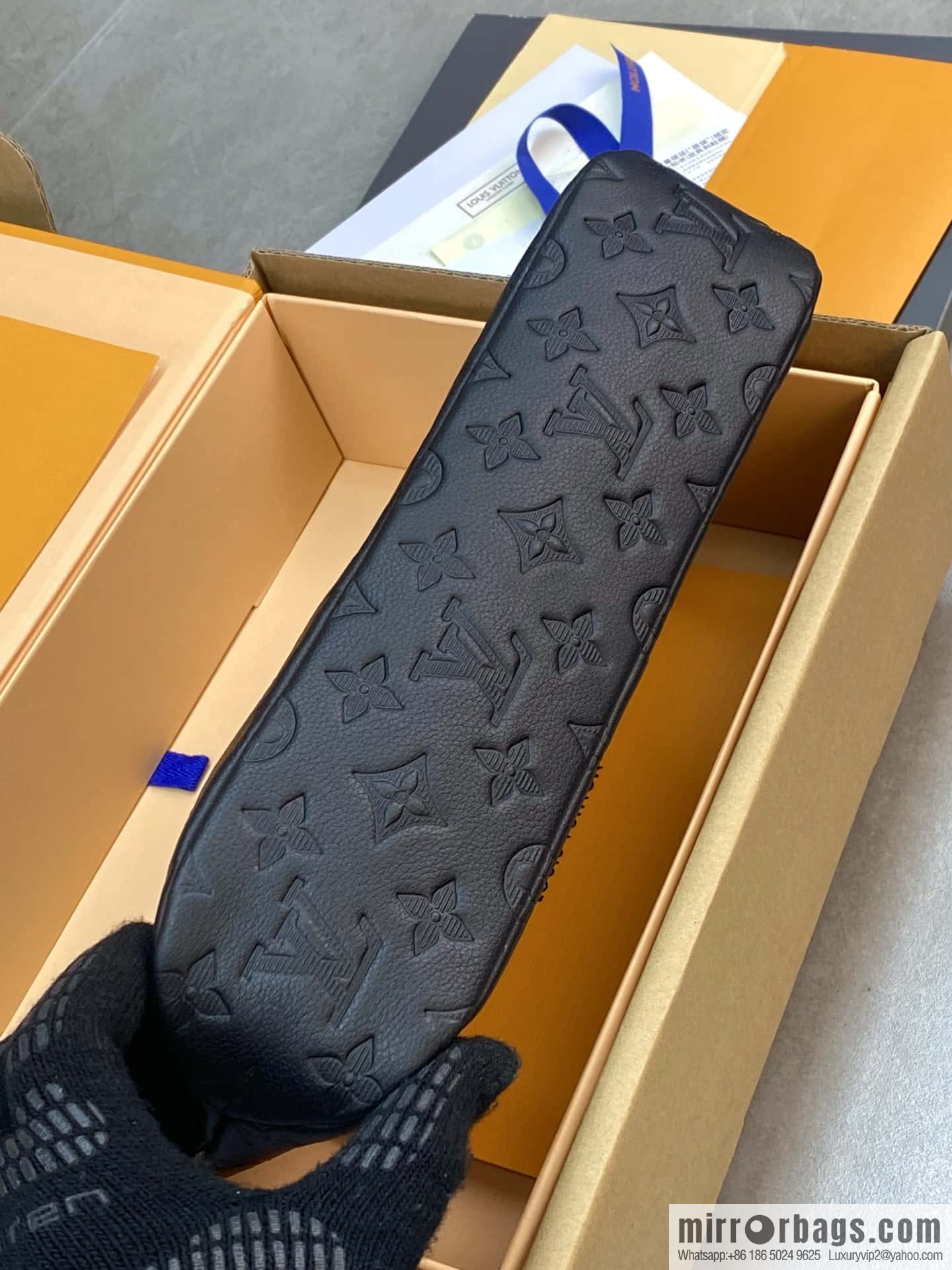 LV M82545 Pochette Voyage Souple