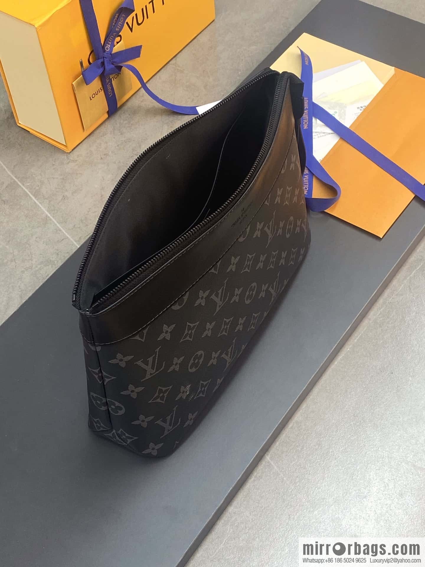 LV M82543 Pochette Voyage Souple