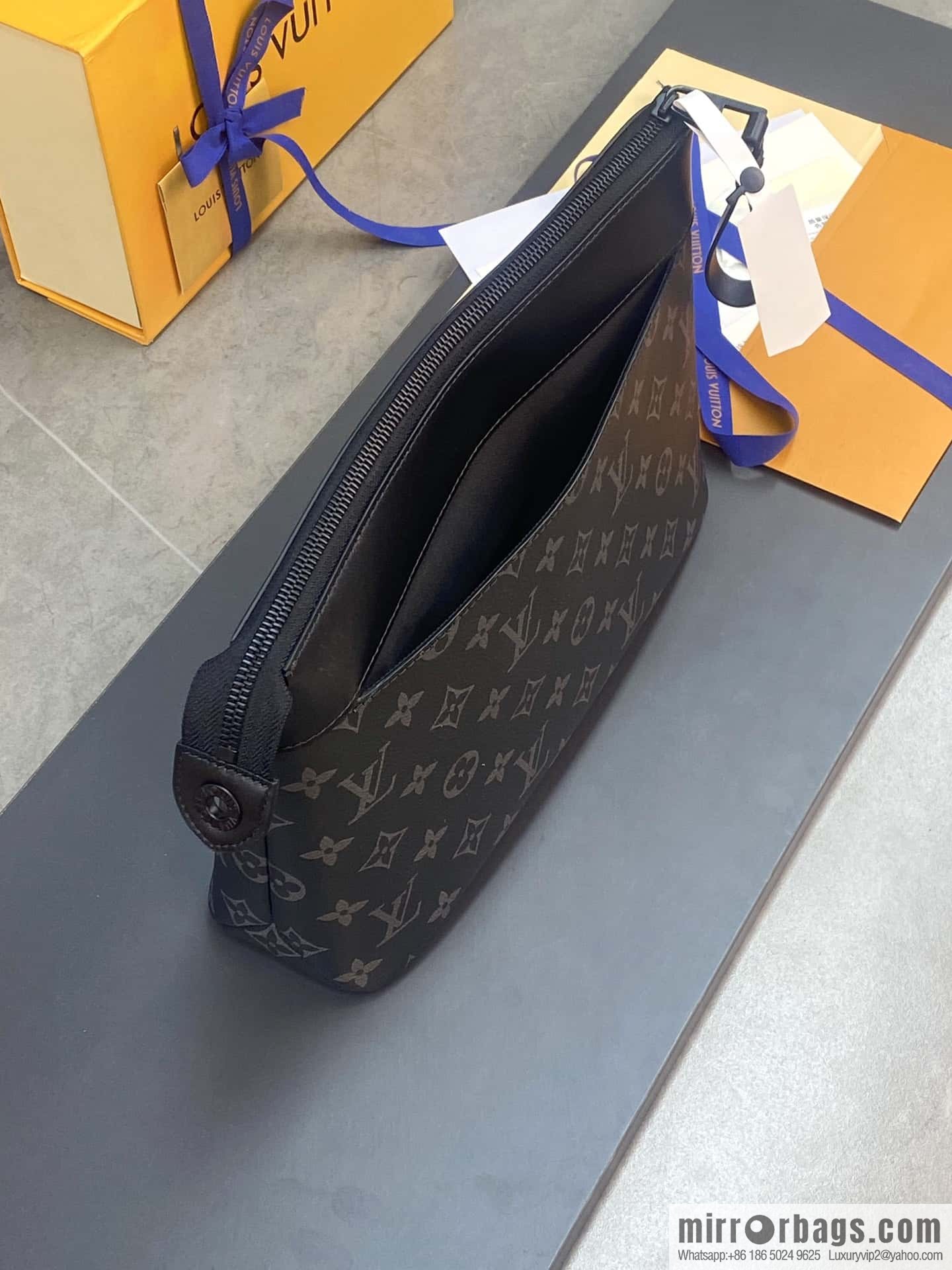 LV M82543 Pochette Voyage Souple