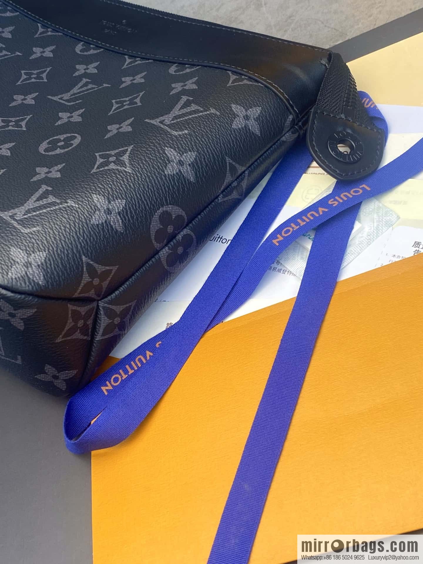 LV M82543 Pochette Voyage Souple