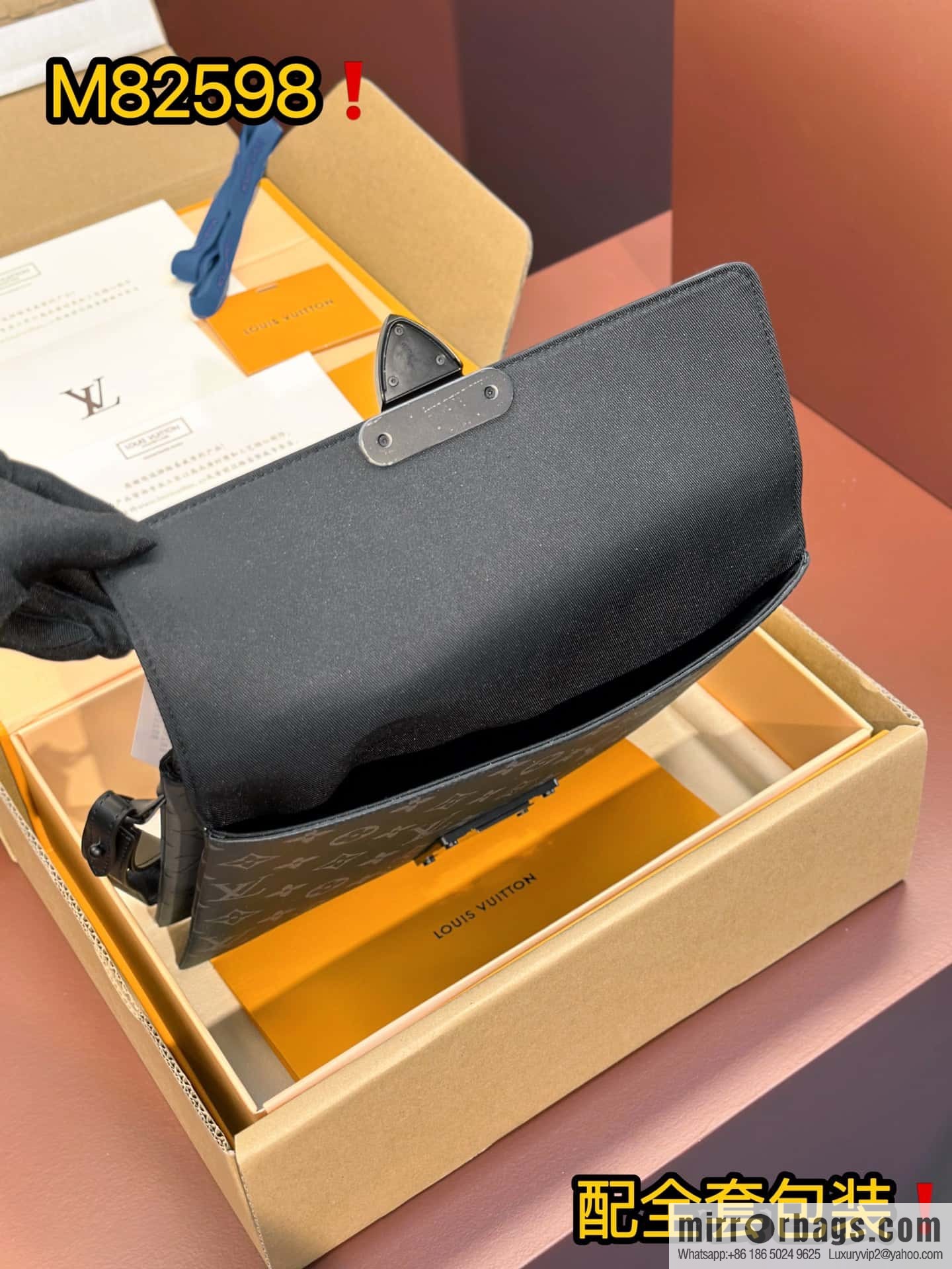 LV M82598 S-LOCK POCHETTE clutch bag