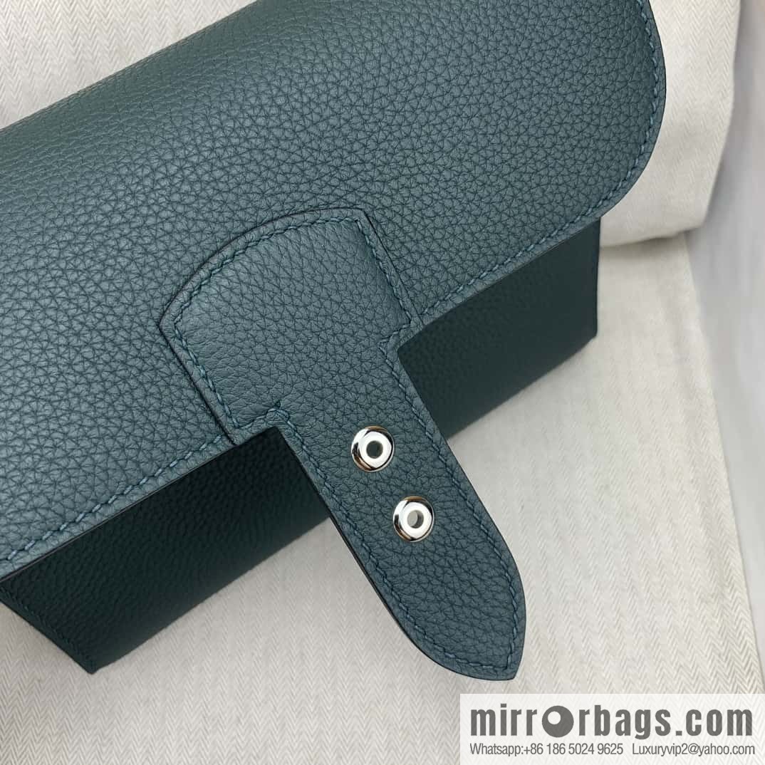 Hermès messenger bag Sac a depeches 21cm togo leather 6O pine and cypress green, silver buckle