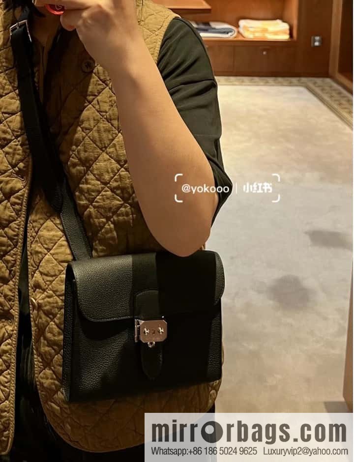Hermès Messenger Bag Sac a depeches 21cm togo leather black silver buckle