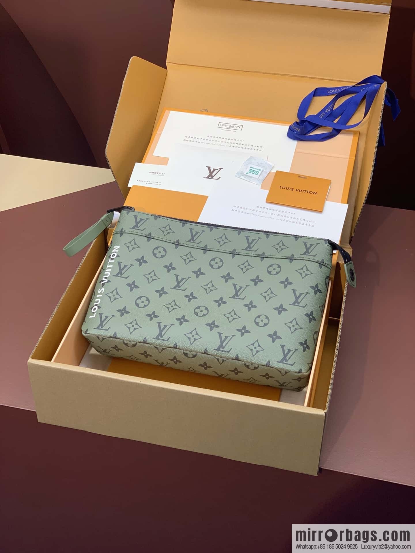 LV M82800 POCHETTE VOYAGE SOUPLE clutch bag