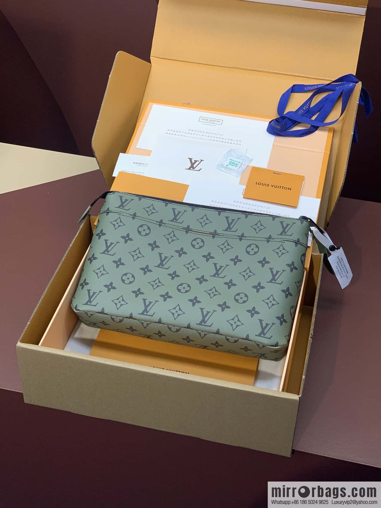 LV M82800 POCHETTE VOYAGE SOUPLE clutch bag