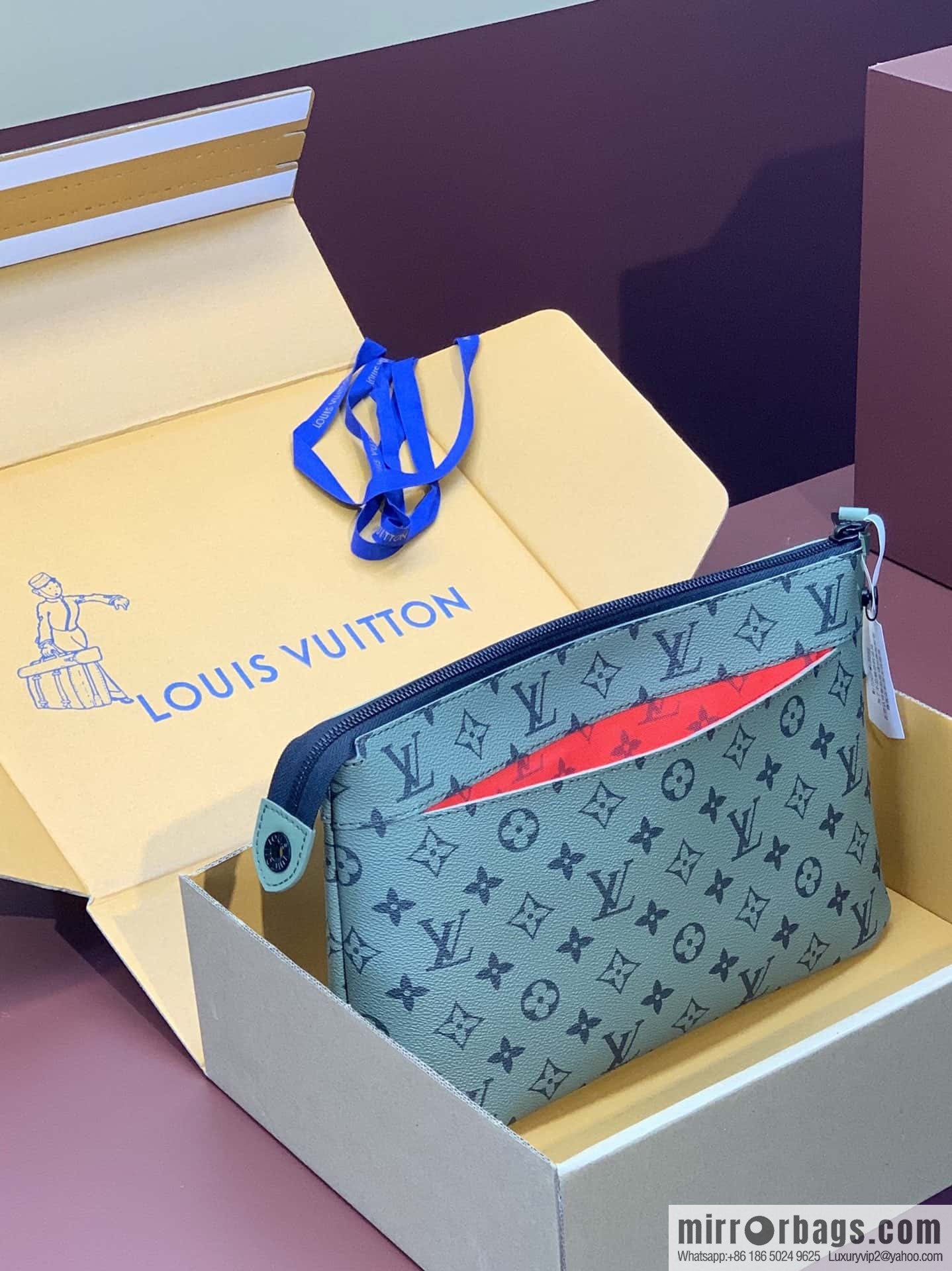 LV M82800 POCHETTE VOYAGE SOUPLE clutch bag