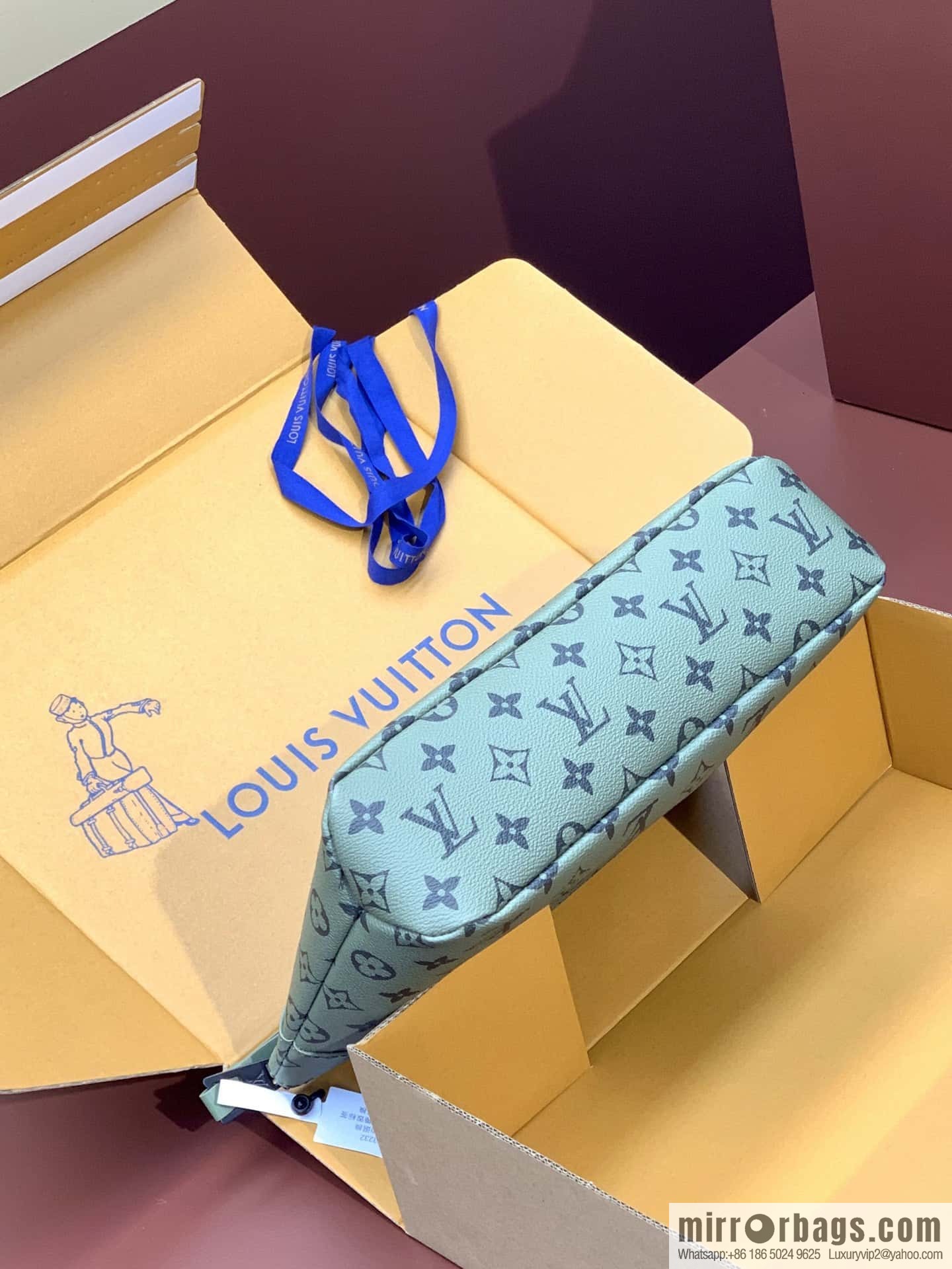 LV M82800 POCHETTE VOYAGE SOUPLE clutch bag