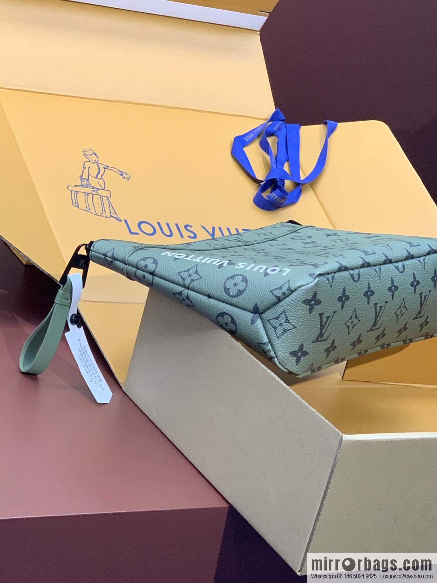 LV M82800 POCHETTE VOYAGE SOUPLE clutch bag