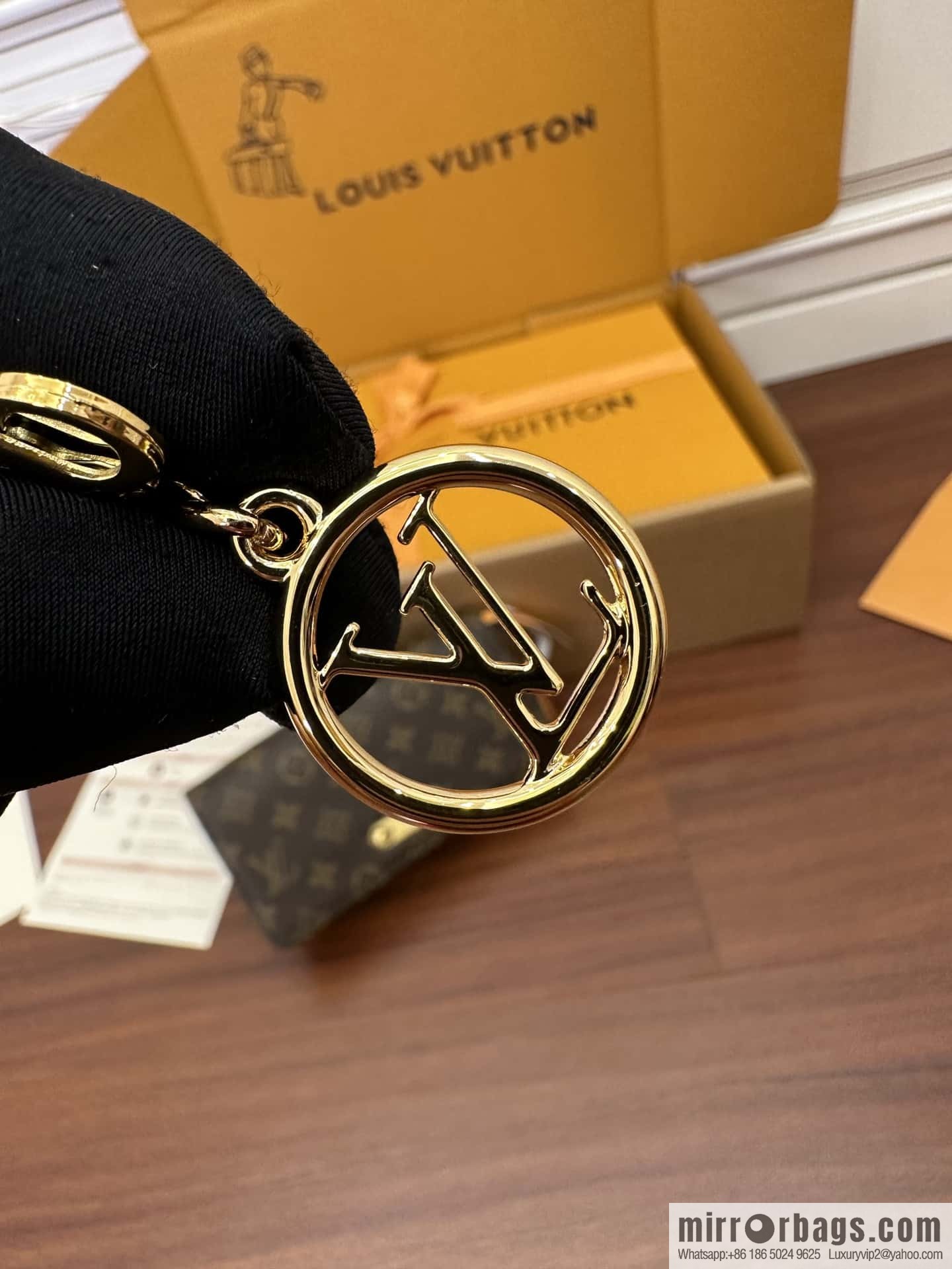 LV M82509 WALLET ON CHAIN LILY BAG