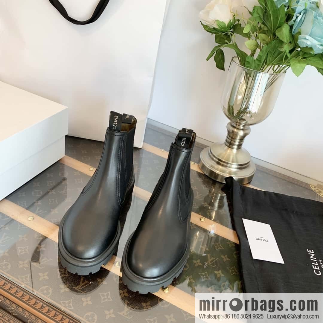 CELINE Celin in one pair of Chelsea booties