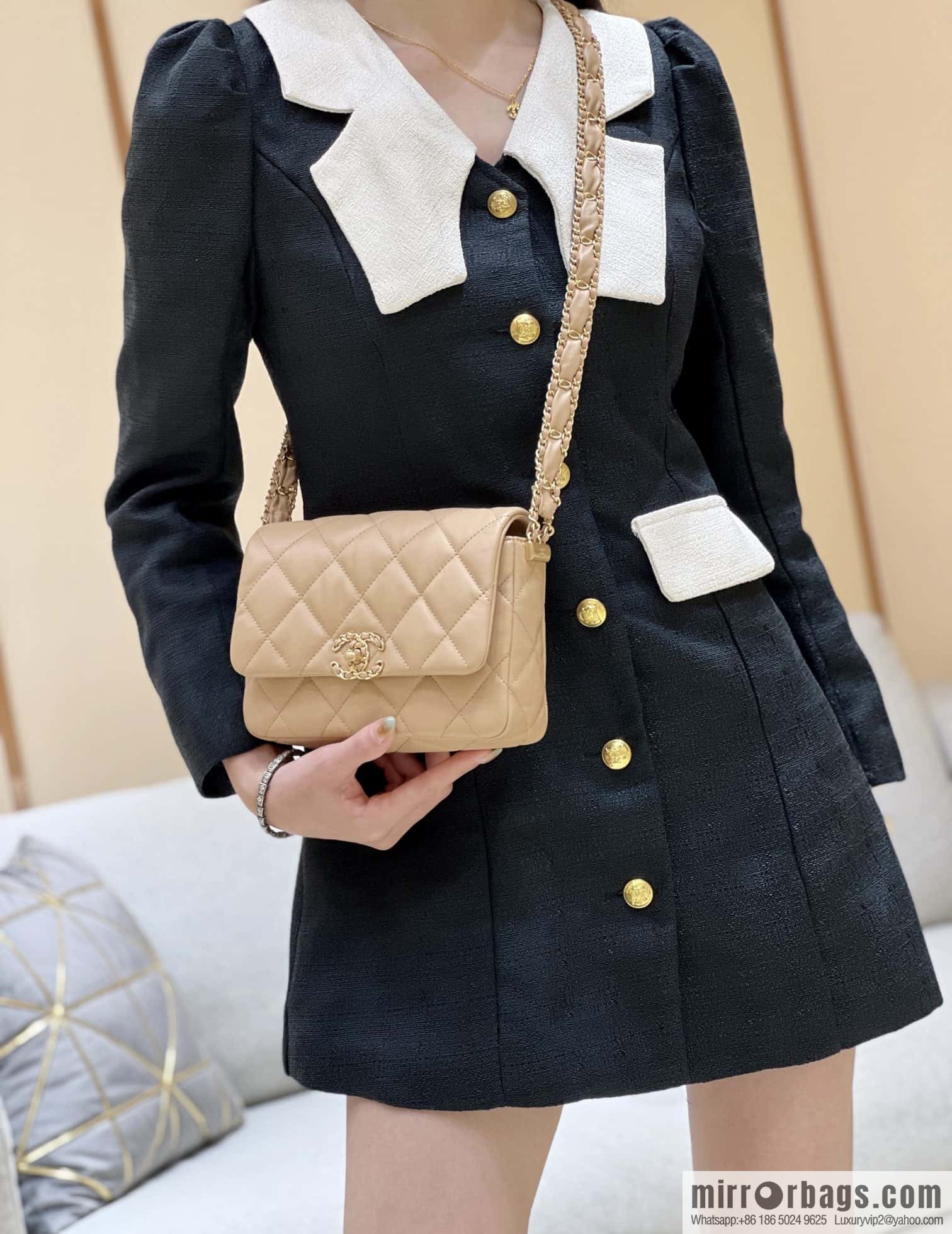 CHANEL 23K Autumn and Winter Series 19 Vintage Tofu Bag AS4423