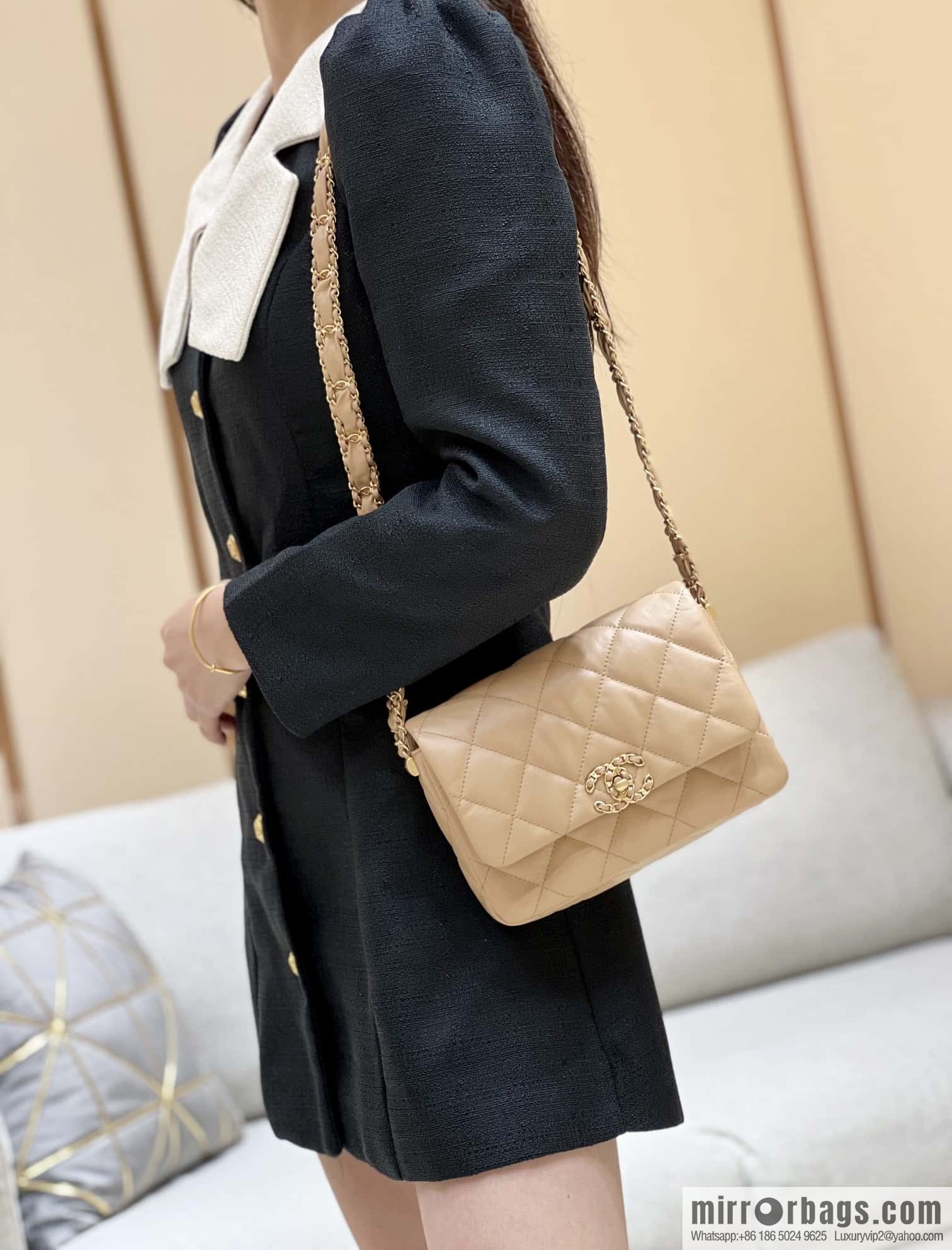 CHANEL 23K Autumn and Winter Series 19 Vintage Tofu Bag AS4423