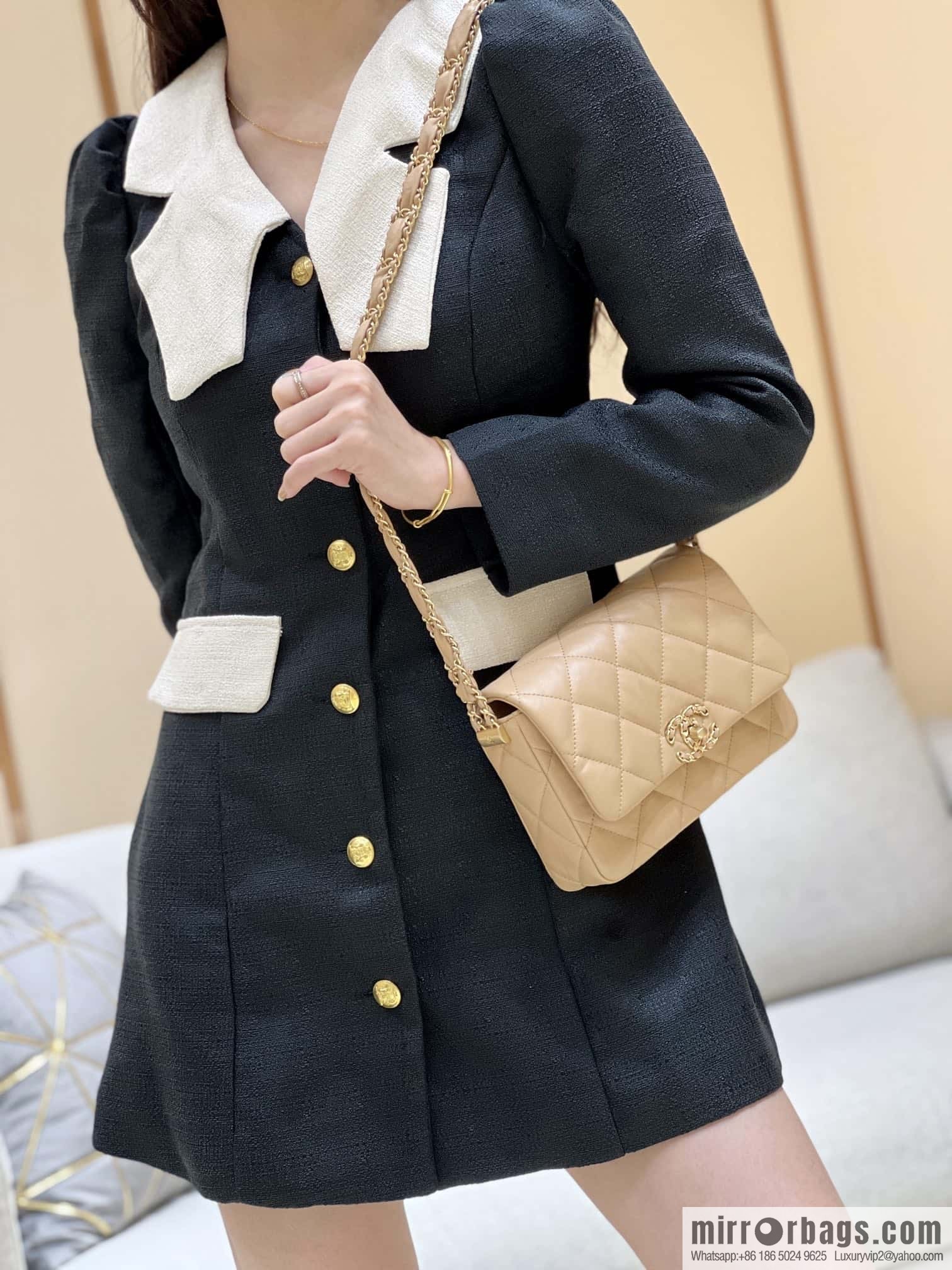 CHANEL 23K Autumn and Winter Series 19 Vintage Tofu Bag AS4423