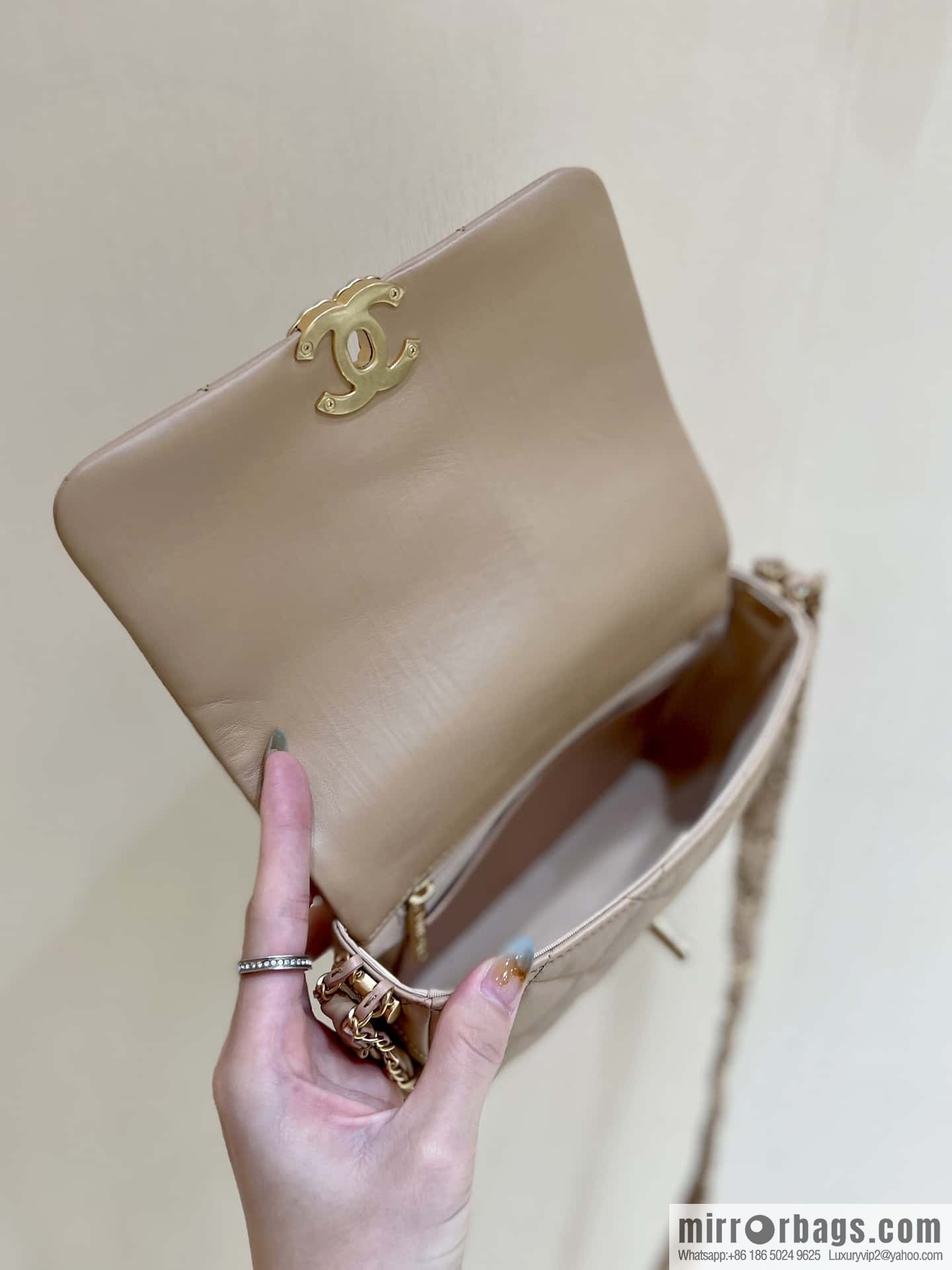 CHANEL 23K Autumn and Winter Series 19 Vintage Tofu Bag AS4423